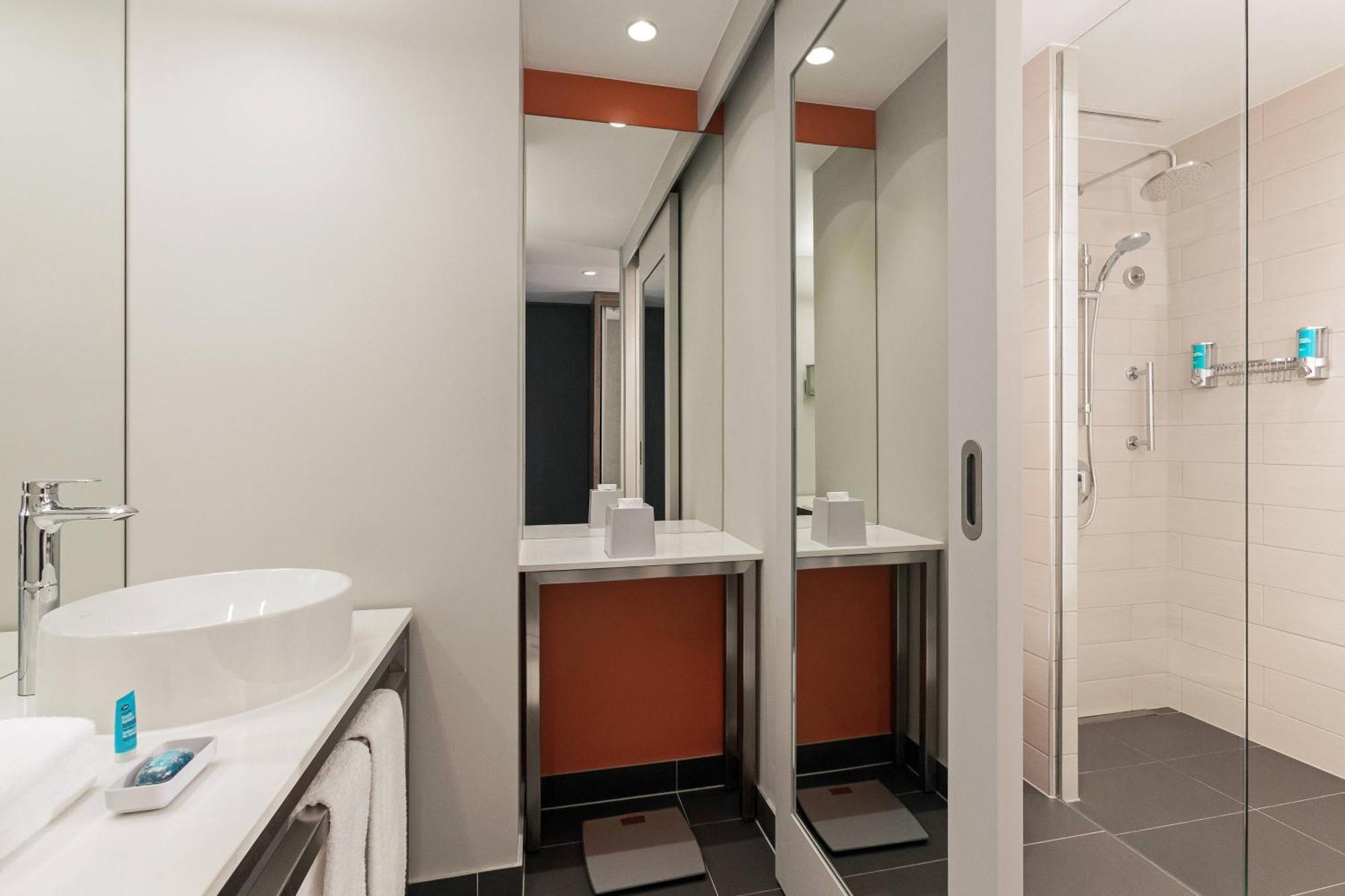 Aloft King Room including Shopping Malls Shuttle Service, 20% off F&B, Spa & Abra Boat Tour Discount,1643197599:JPEG