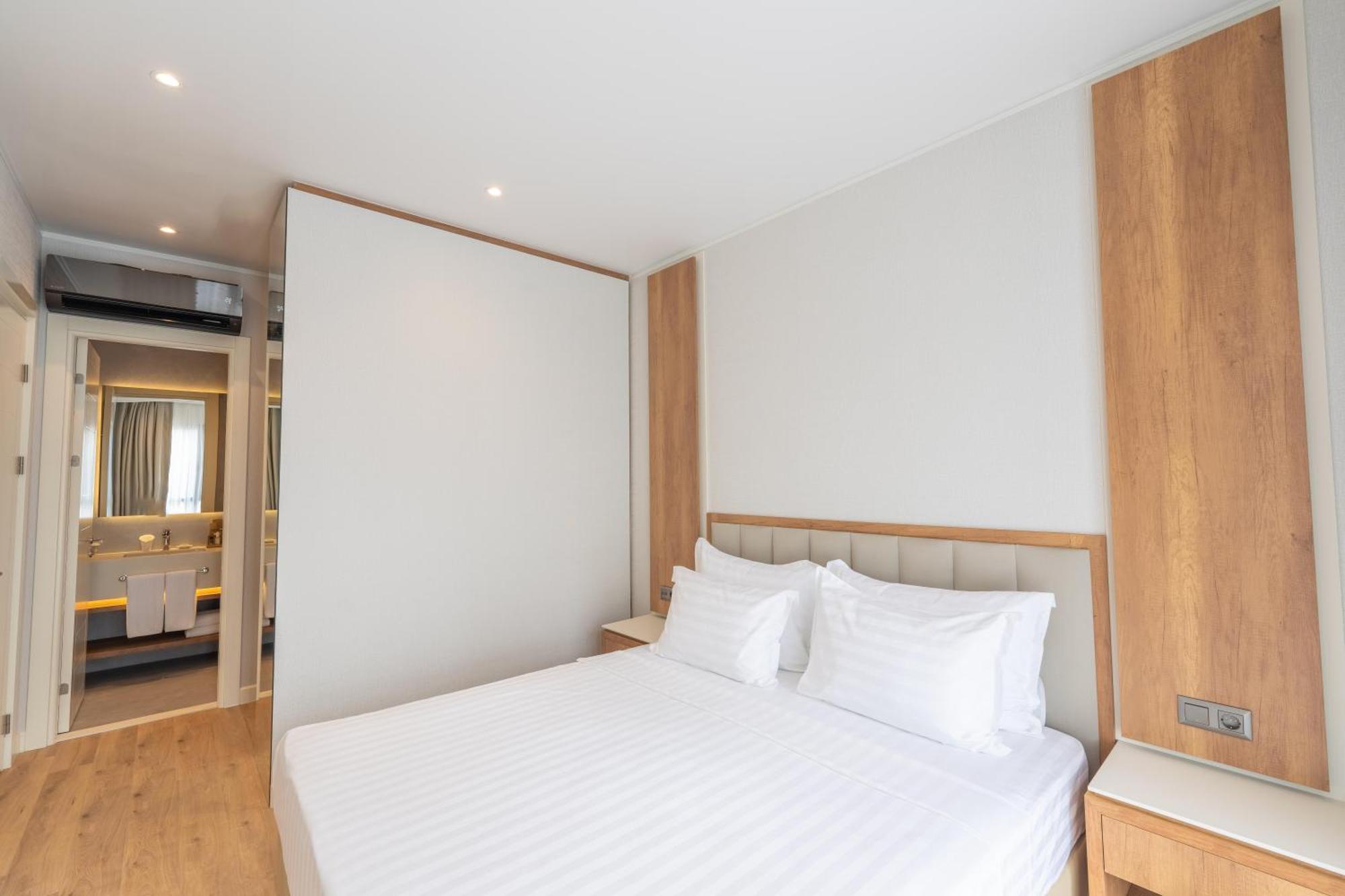 Suite with Private Pool,1644417829:JPEG