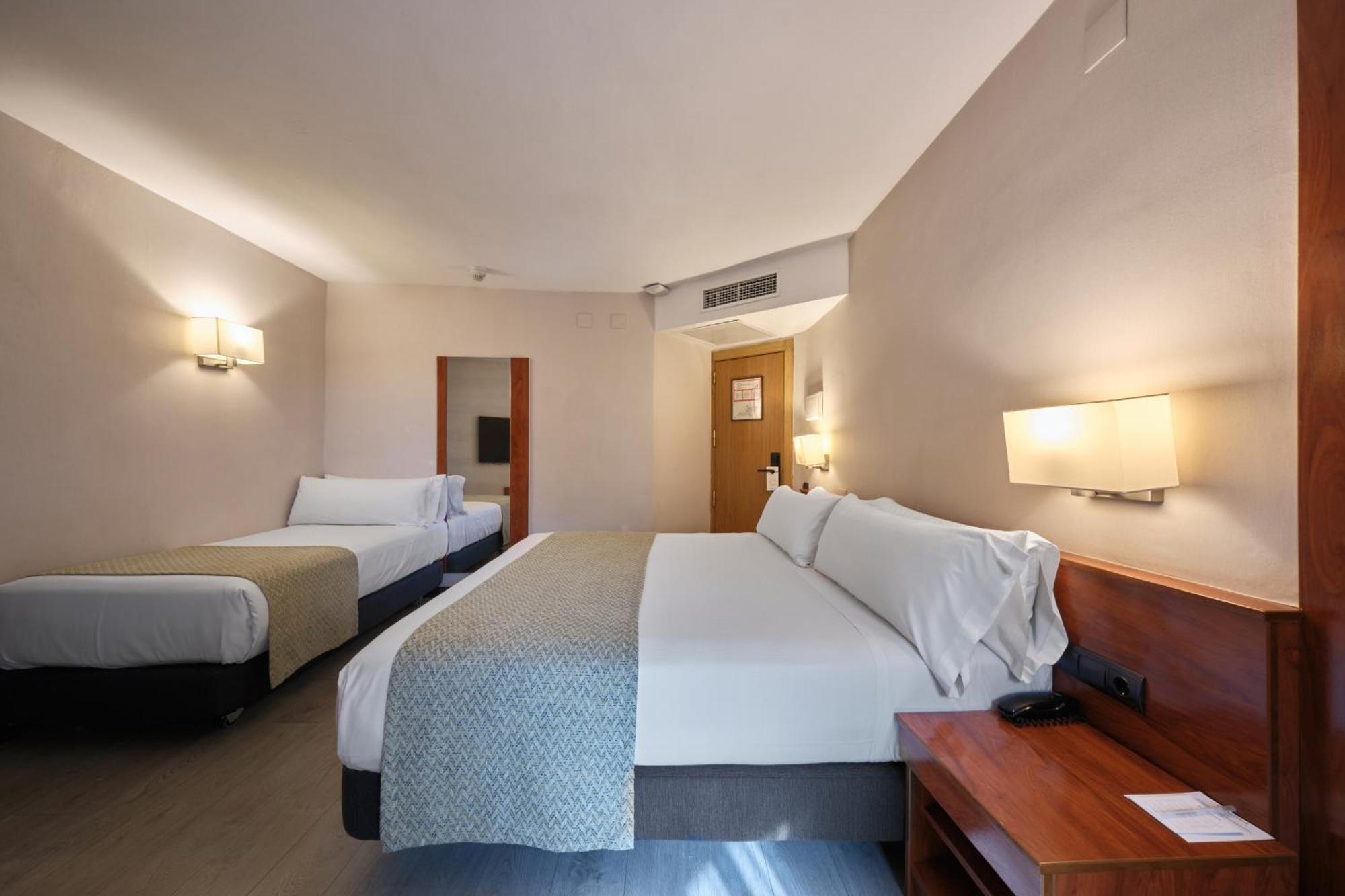 Chambre Triple (2 Adultes & 1 Enfant)