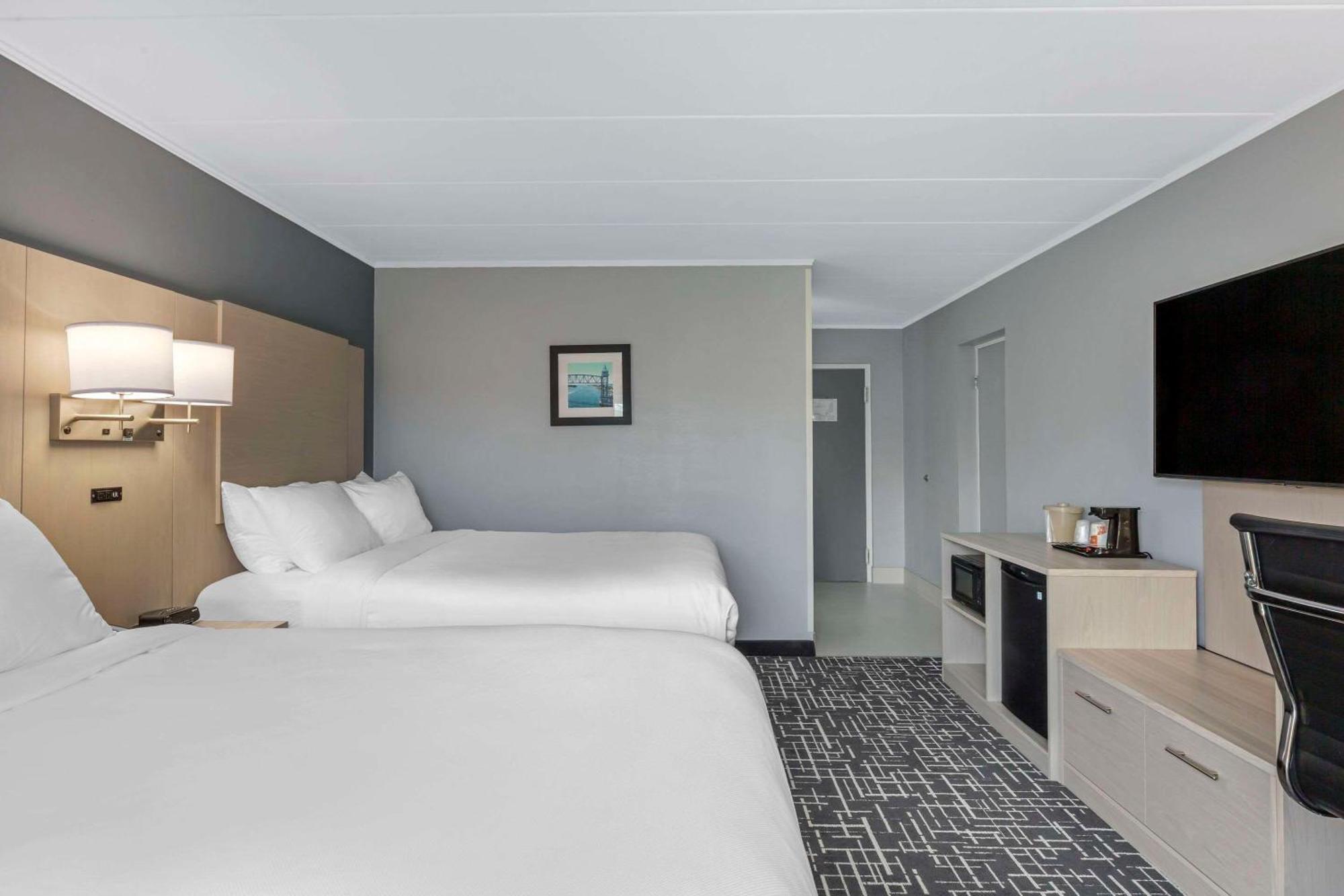 Queen Room Two Queen Beds Pool View Non-Smoking,1658752070:JPEG