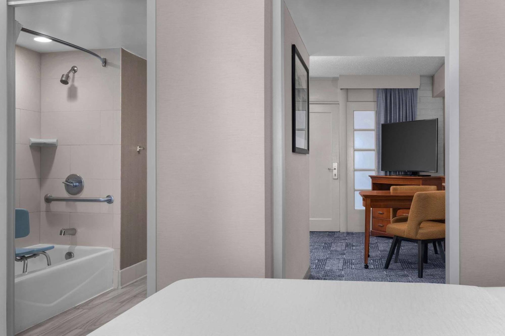 King Suite with Bath Tub - Disability Access,1662397895:JPEG