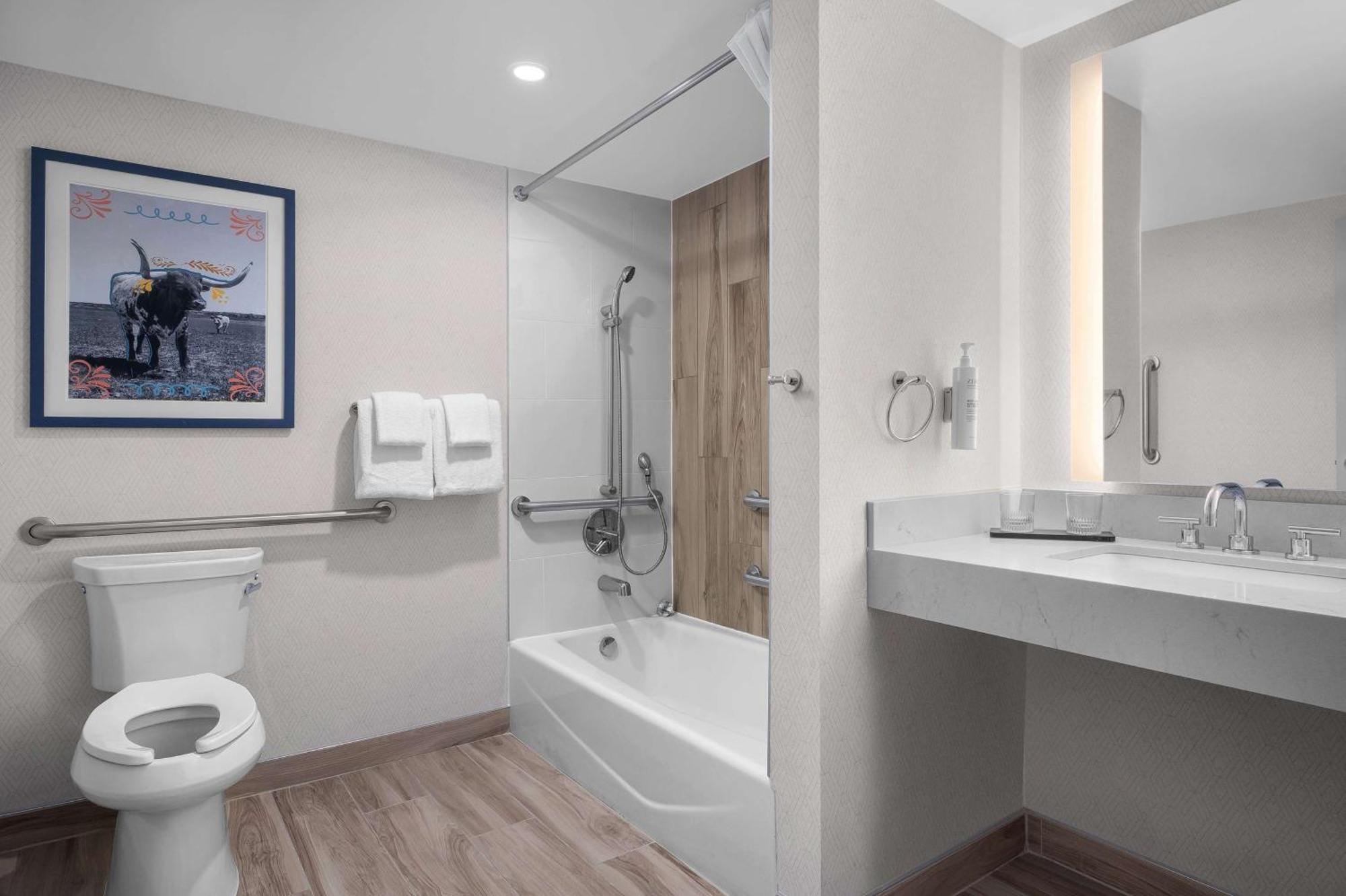 Two-Room Queen Suite with Bath Tub - Disability Access,1662397919:JPEG