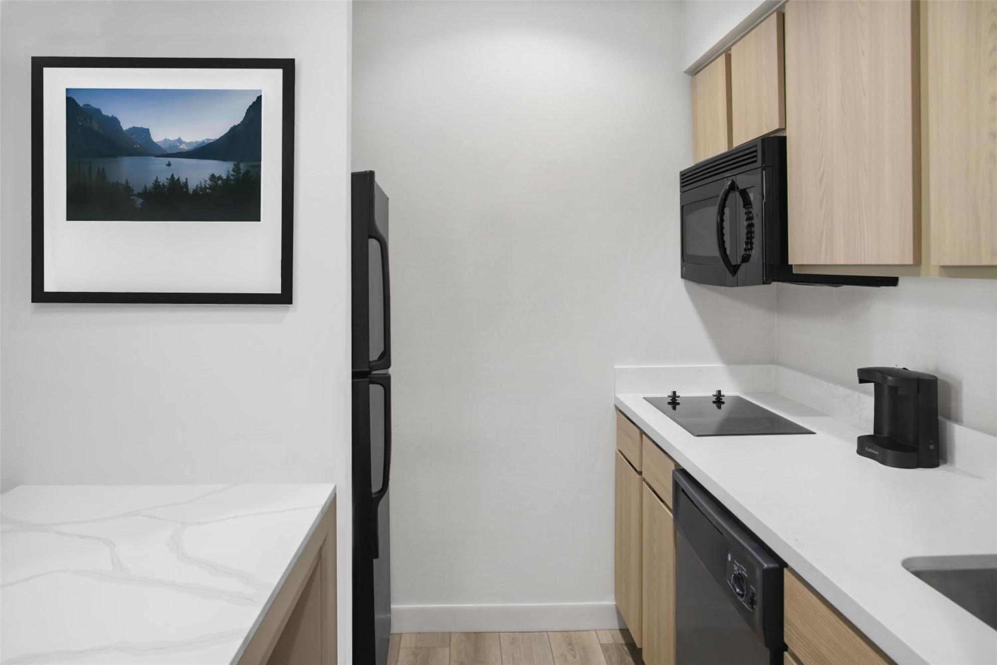 Two Bedroom Suite One King Two Queen Beds Non-Smoking,1673931688:JPEG