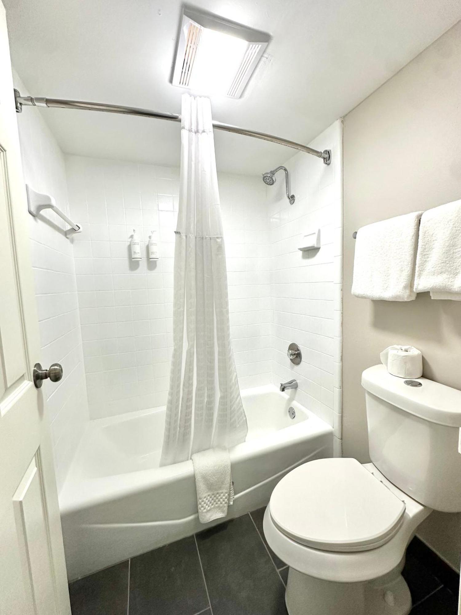 King Room with Bathtub with Grab Bars - Mobility Accessible/Non-Smoking