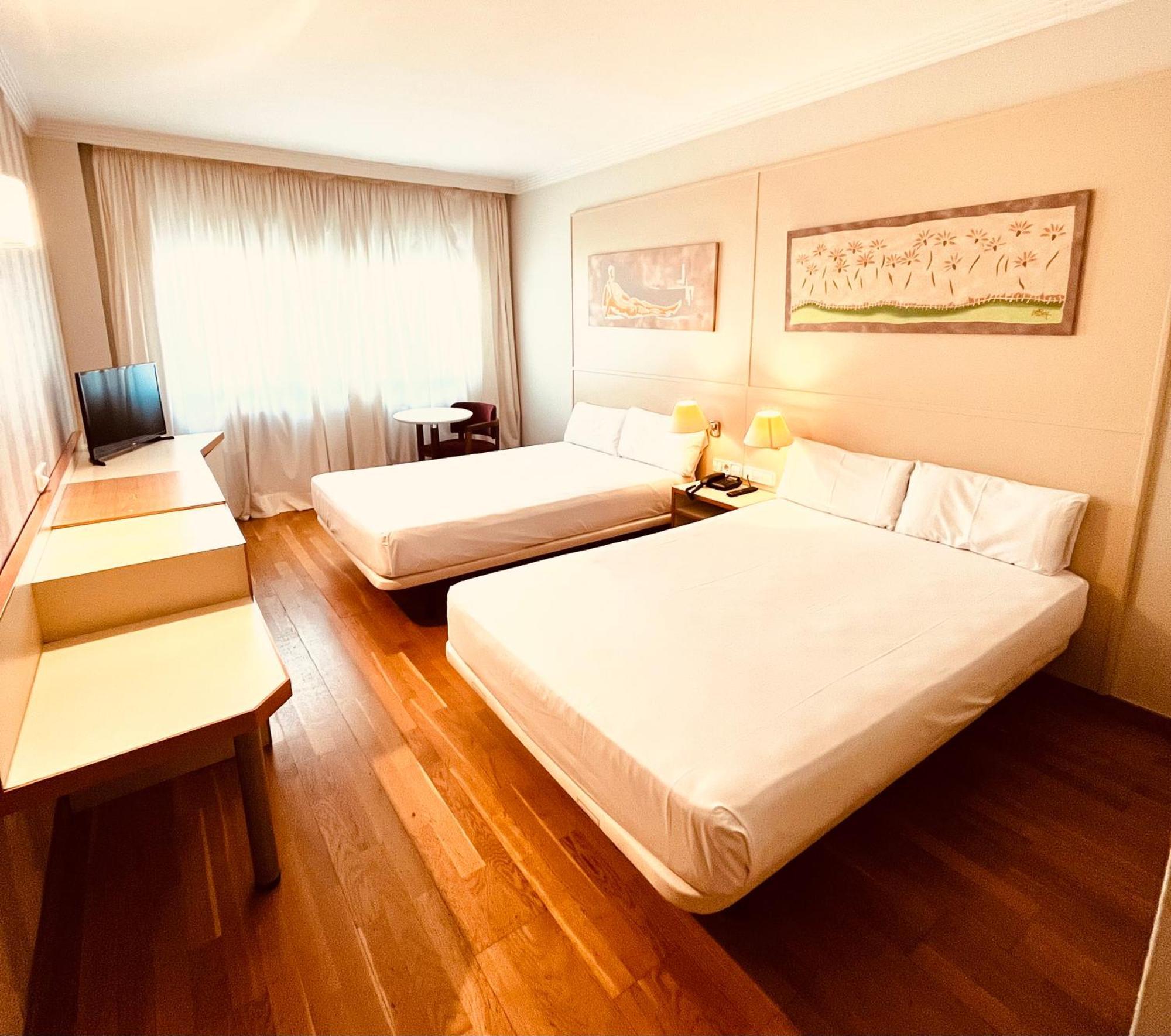 Family Room (2 Adults + 2 Children)