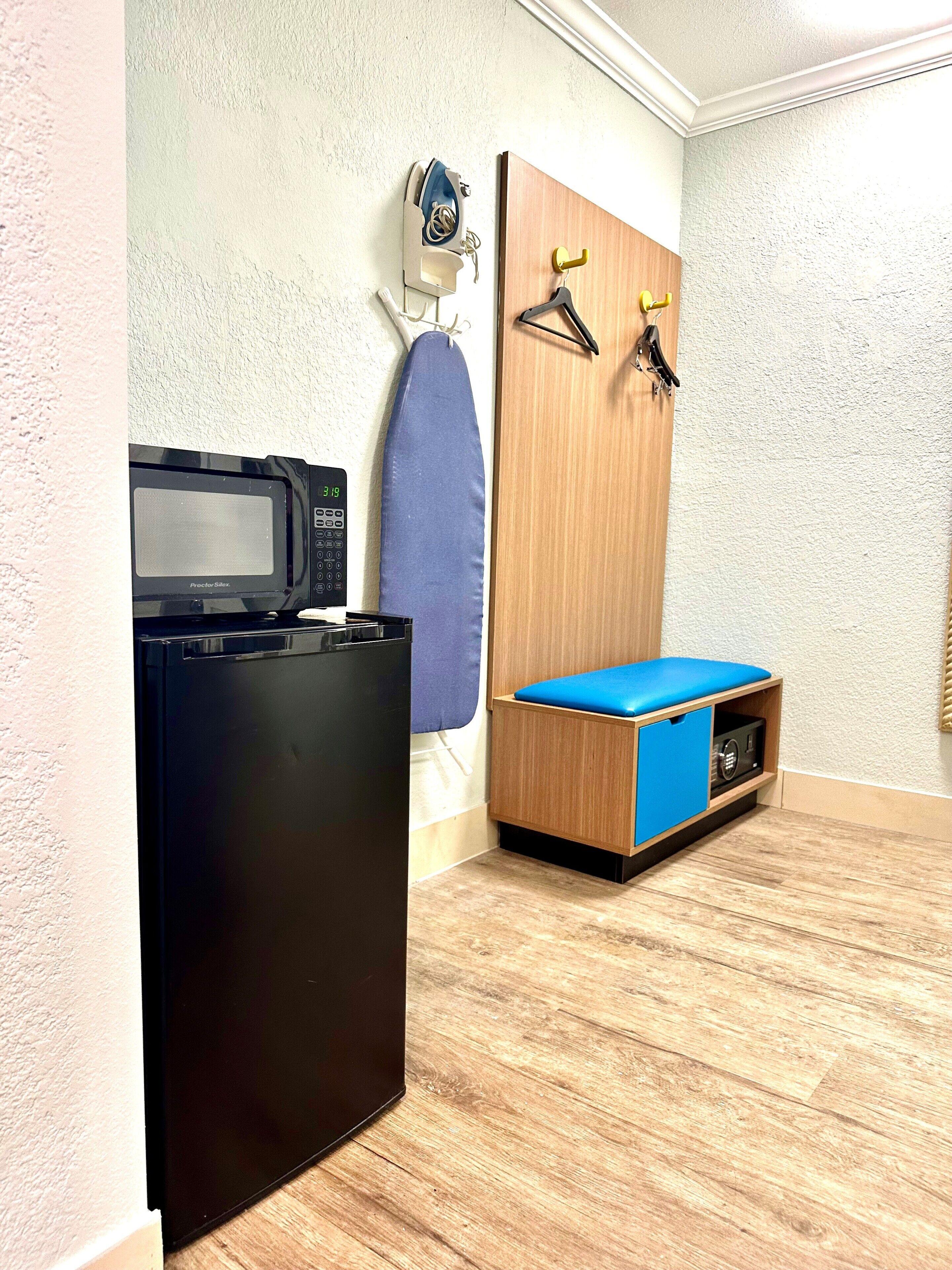 Room One King Two Double Beds Bath Tub Mobility Accessible or Non-Smoking