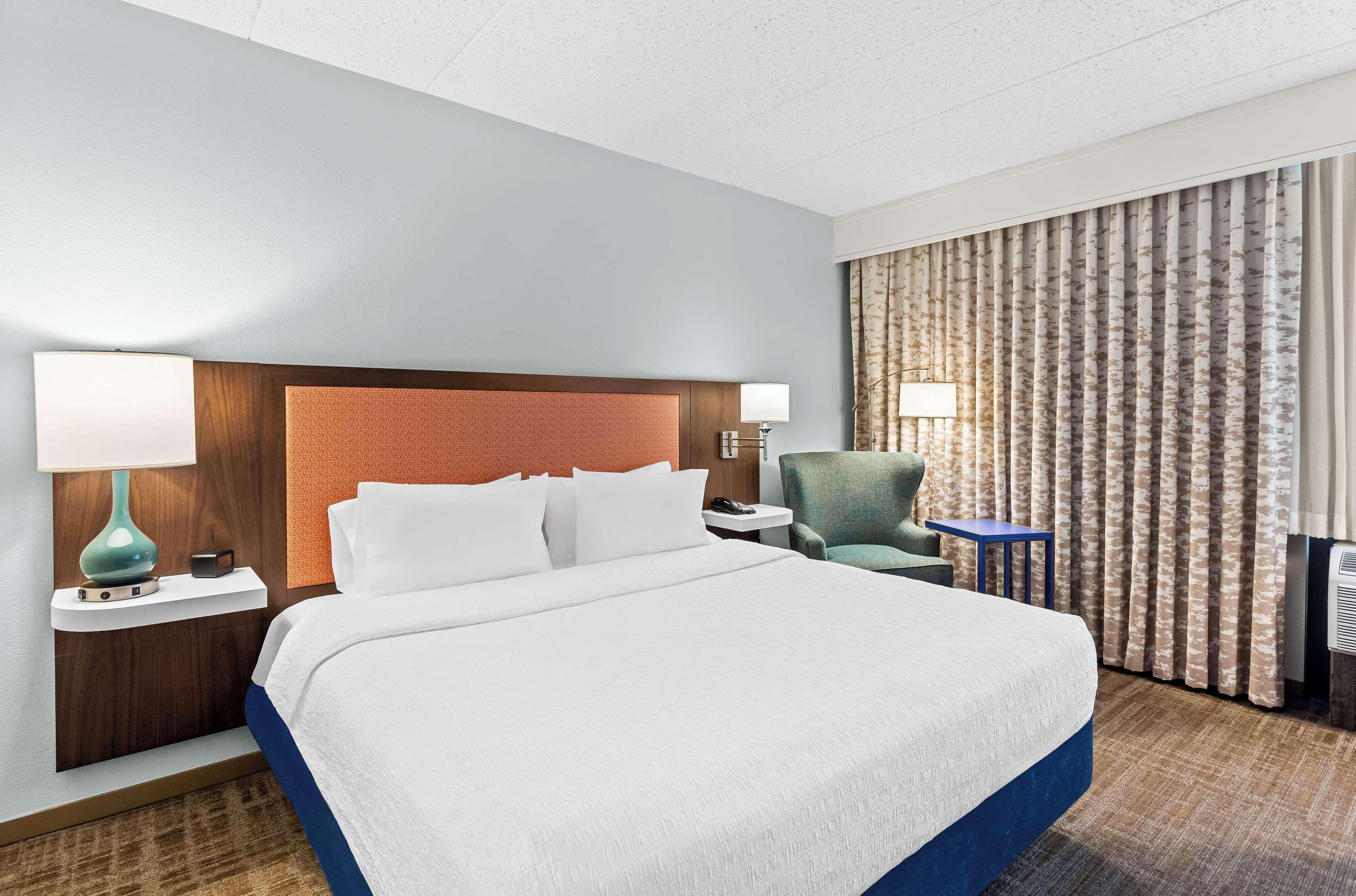 King Room with Roll-In Shower - Mobility and Hearing Access/Non-Smoking,1605374487:JPEG