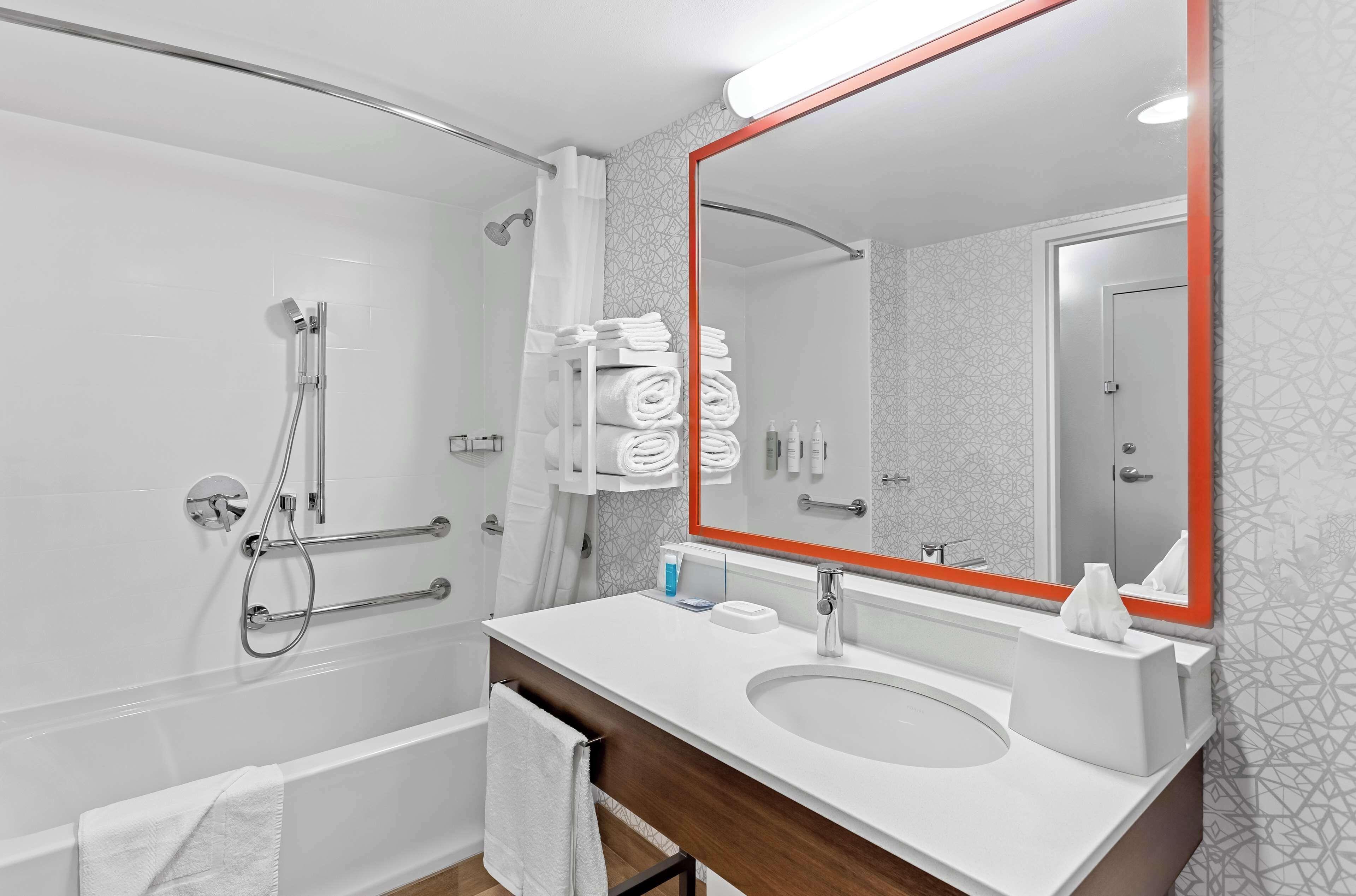 King Room Accessible Tub Mobility Hearing Access or Non-Smoking