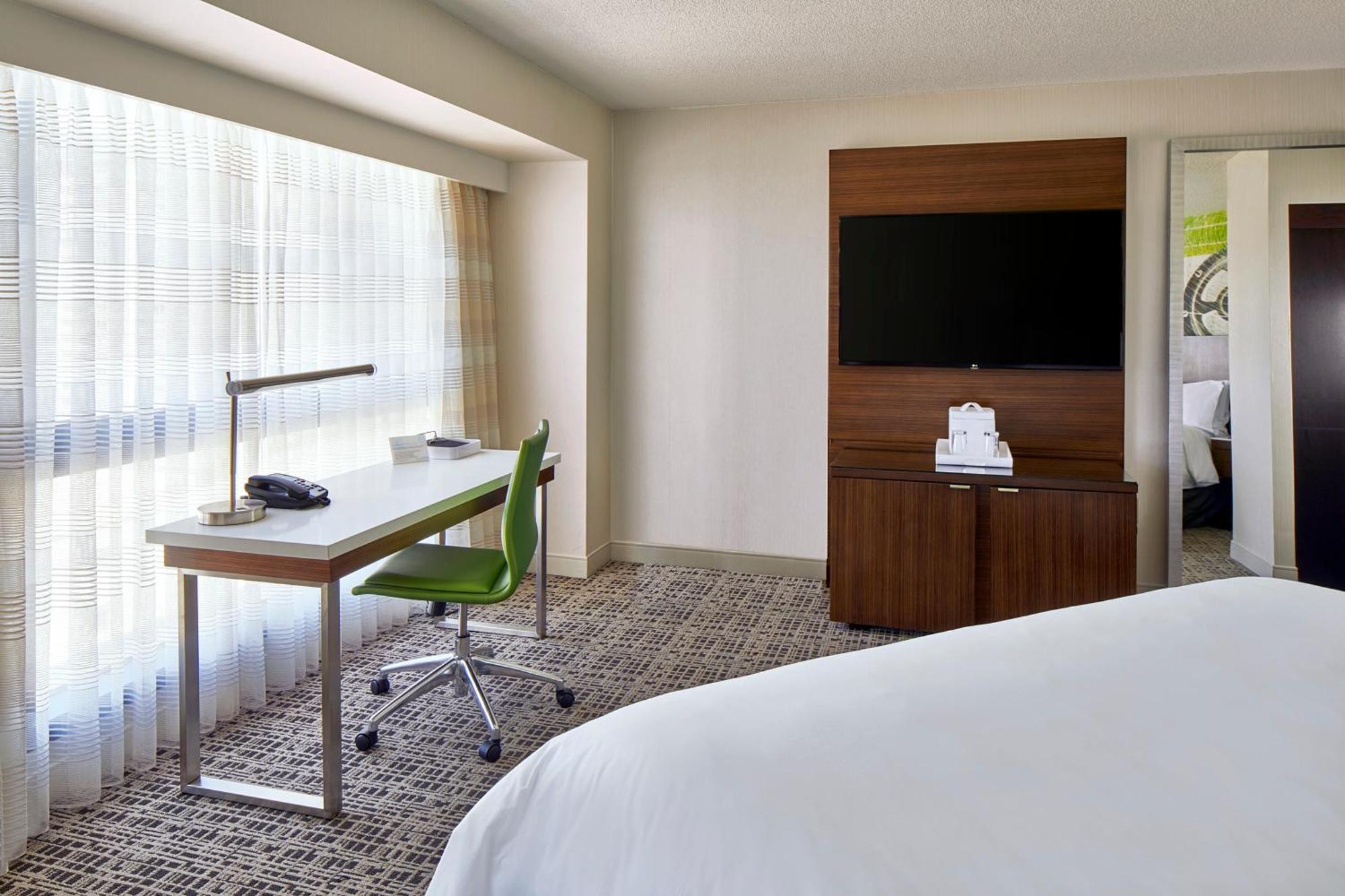 Deluxe Corner King Room
