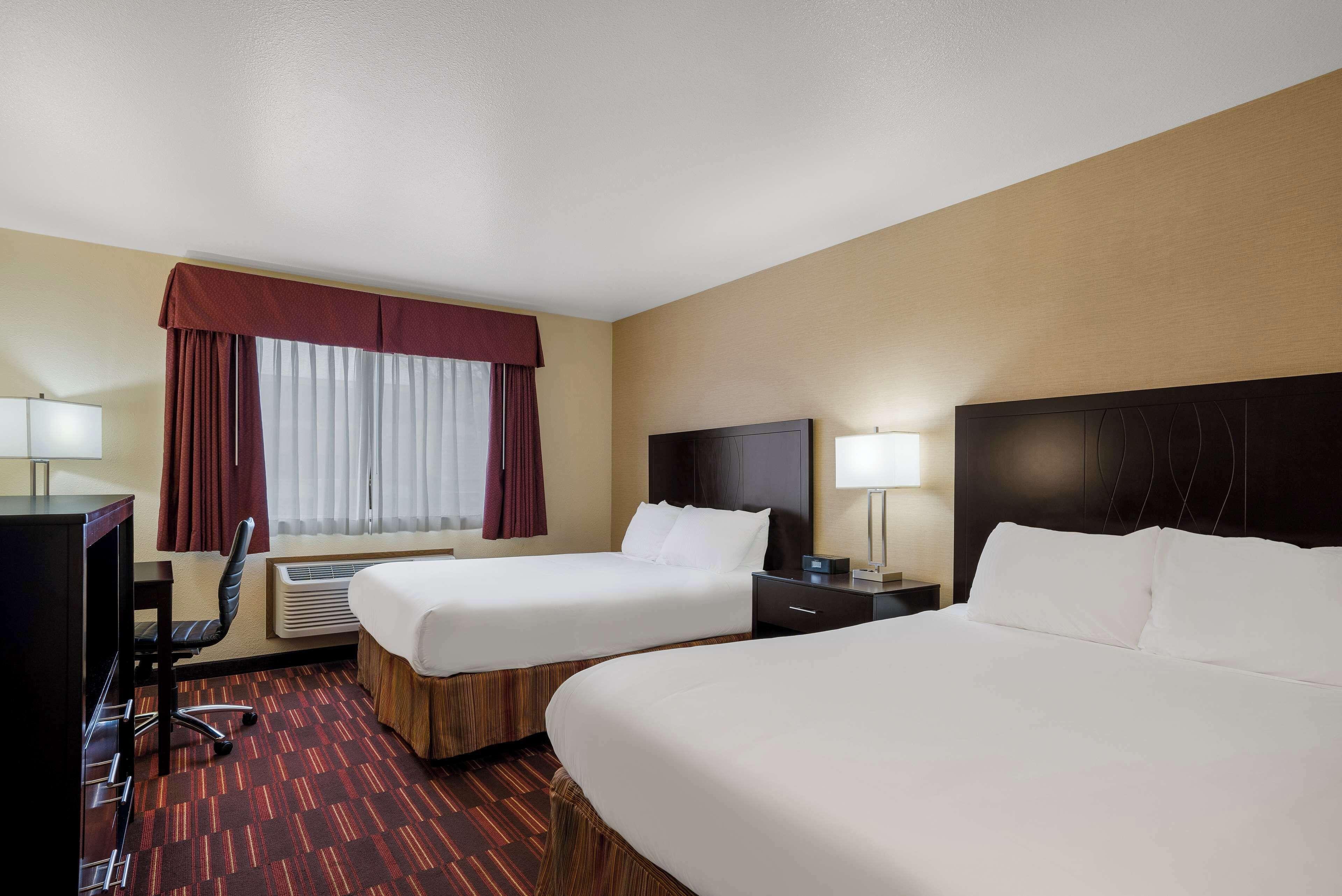 Queen Room Two Queen Beds Roll Shower Mobility Access or Non-Smoking