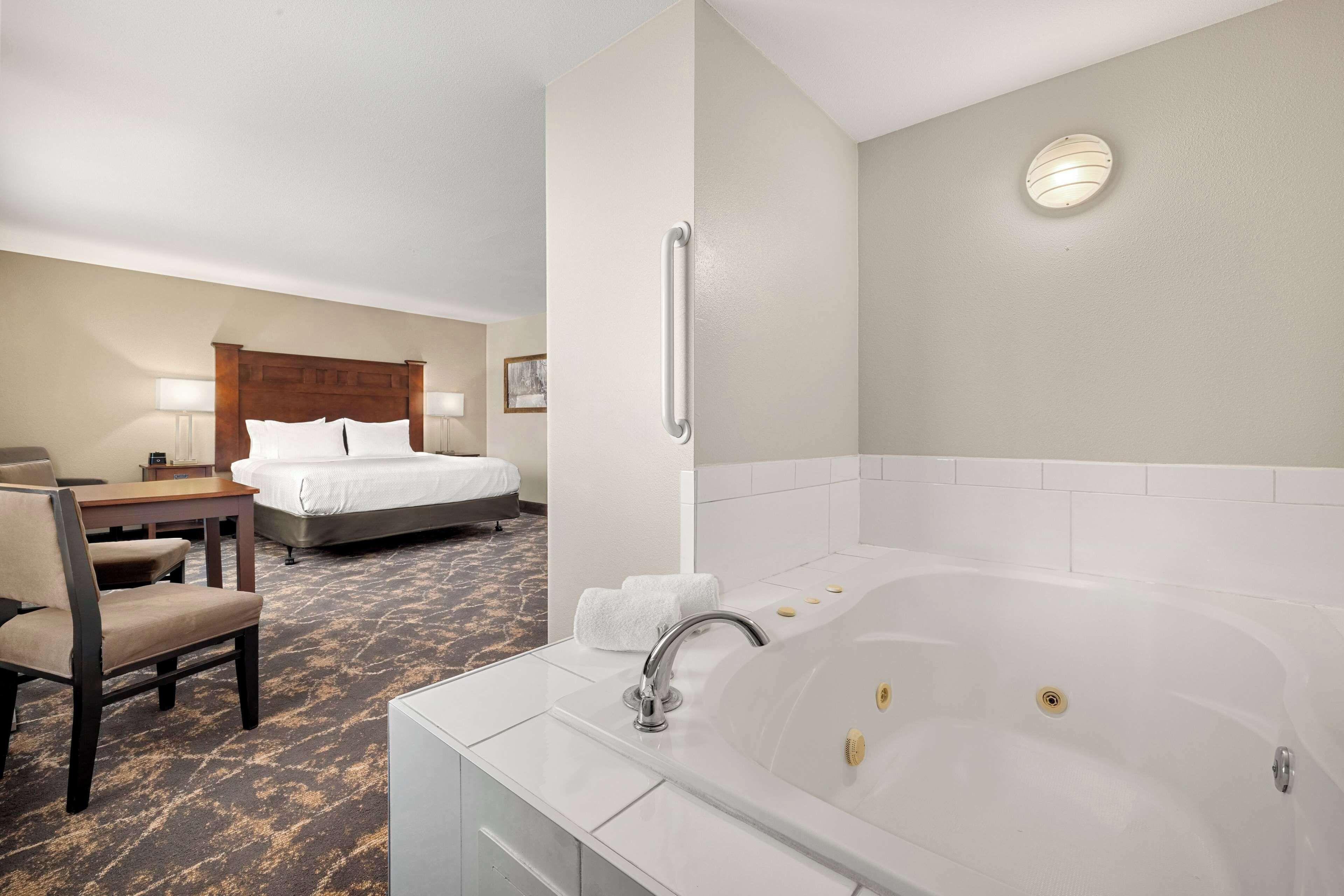 King Suite Spa Bath,1709563136:JPEG