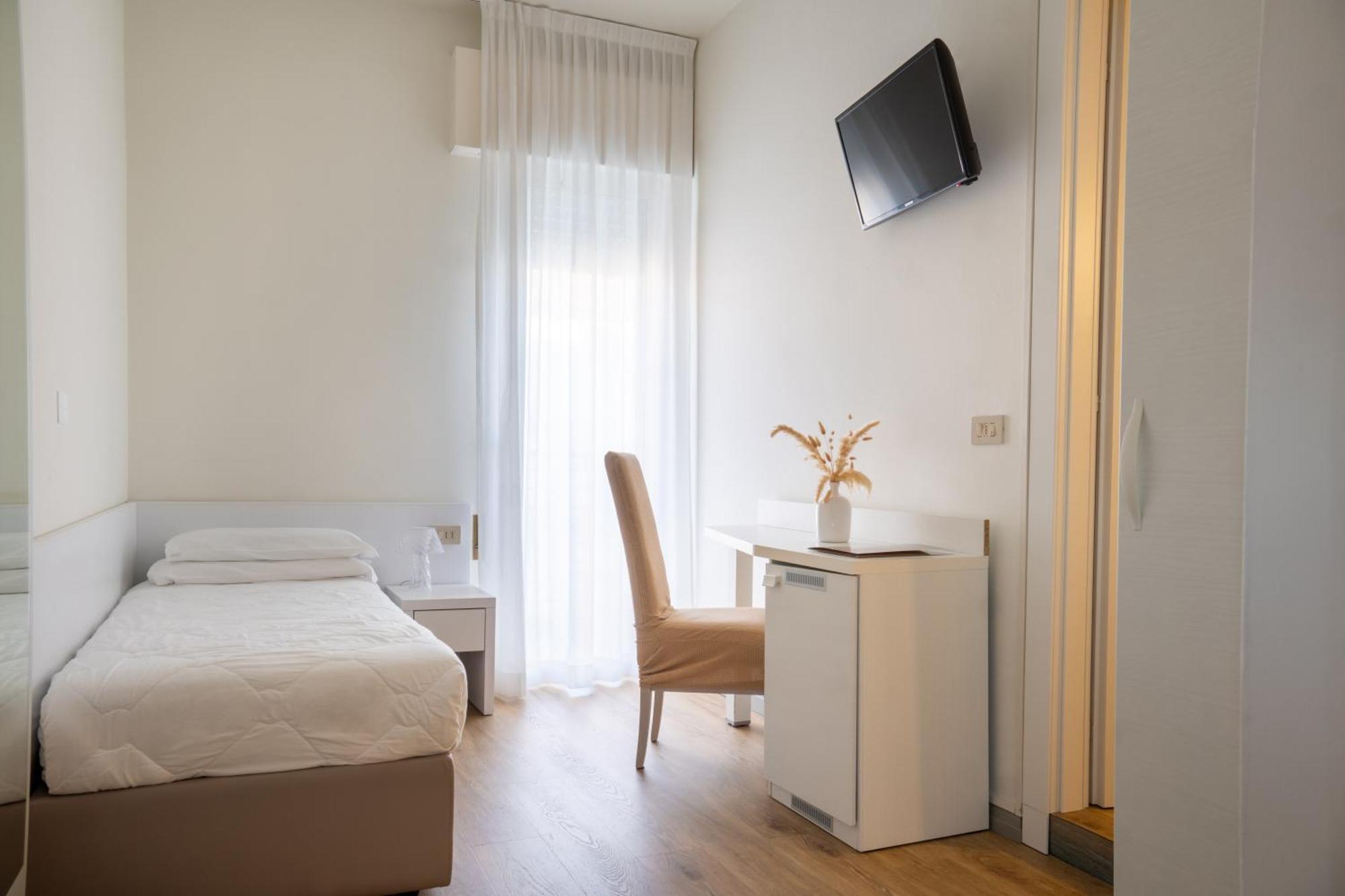 Single Room with Lateral Sea View