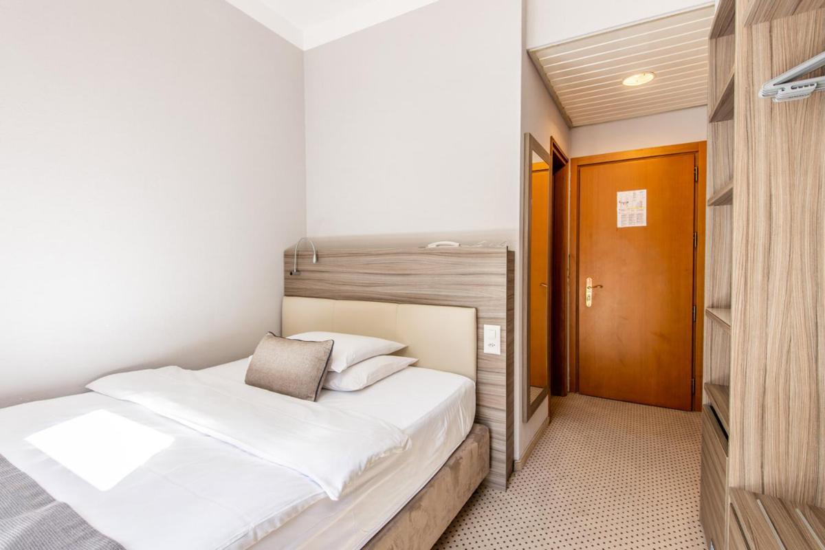 Single Room,1756412042:JPEG