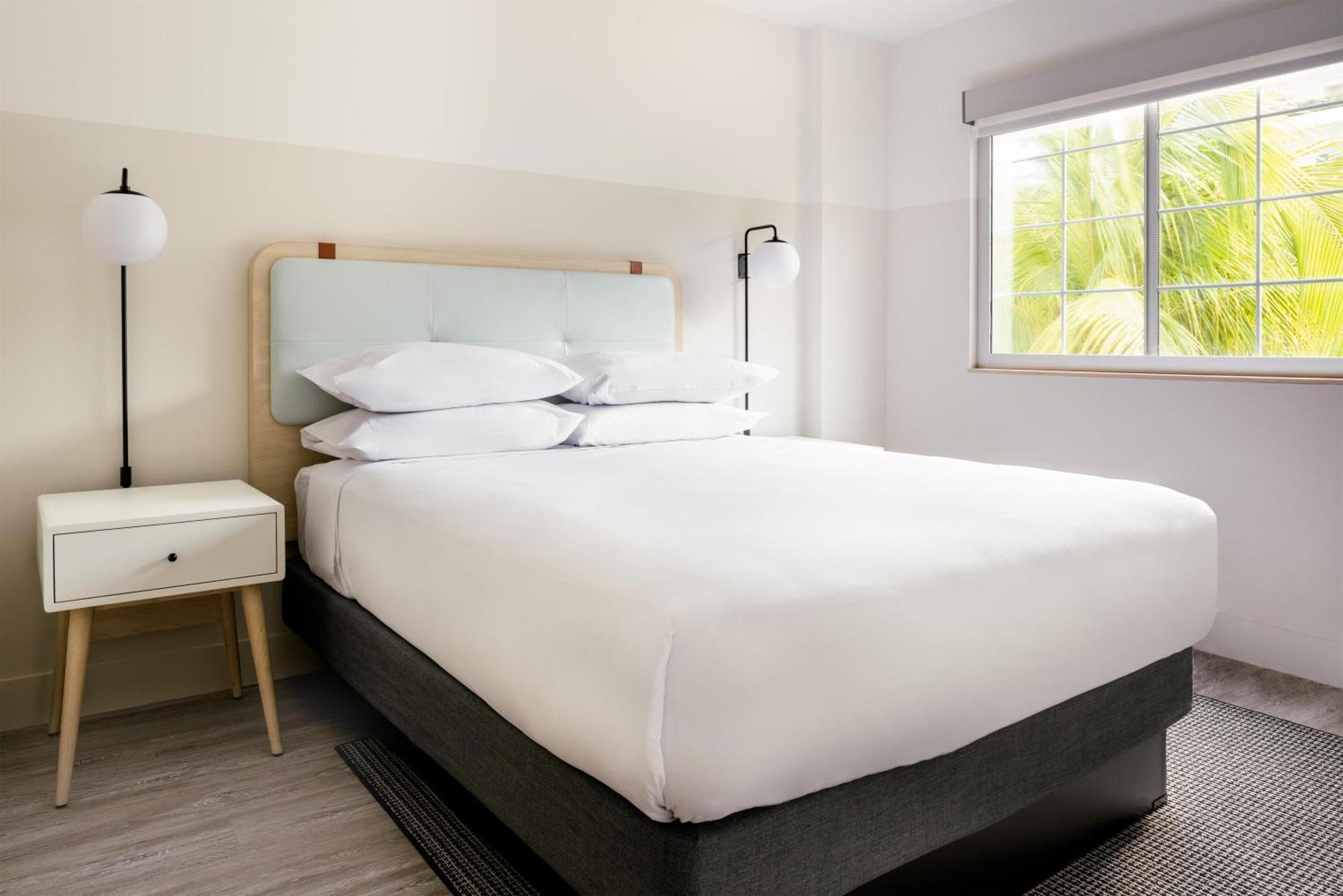Standard room with 1 king bed