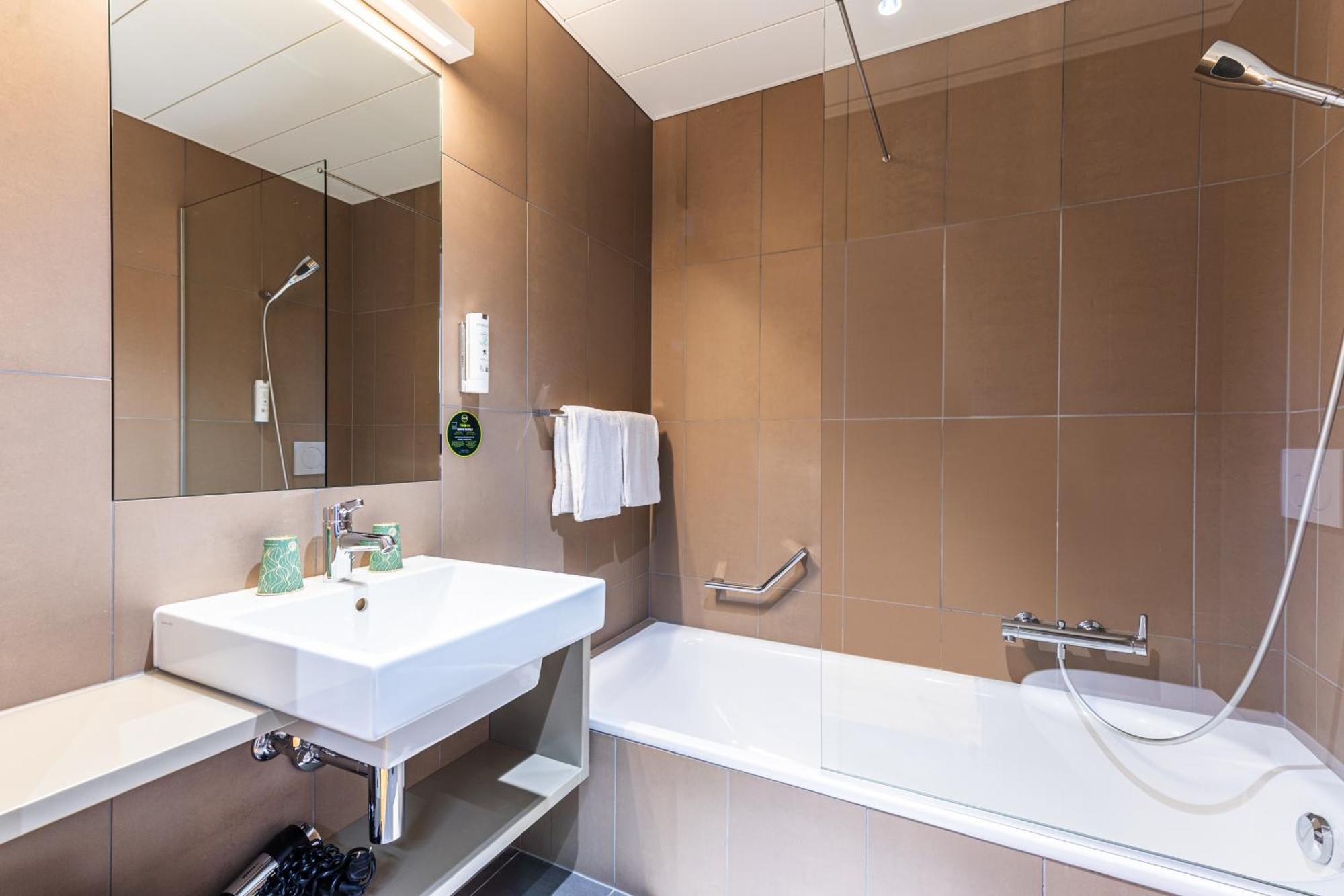 Twin Room,1759022151:JPEG