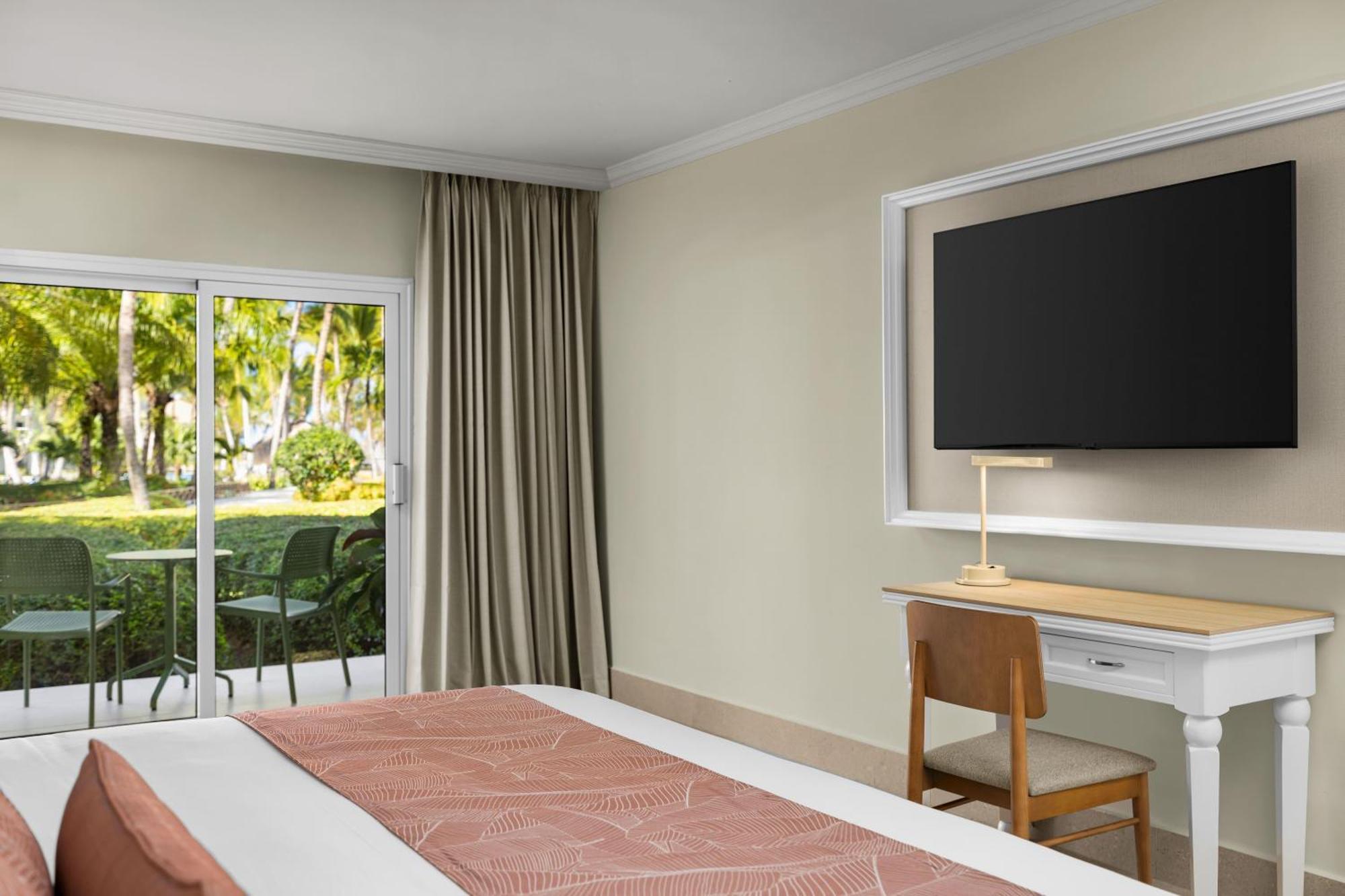 Quarto standard com cama king-size e vista tropical