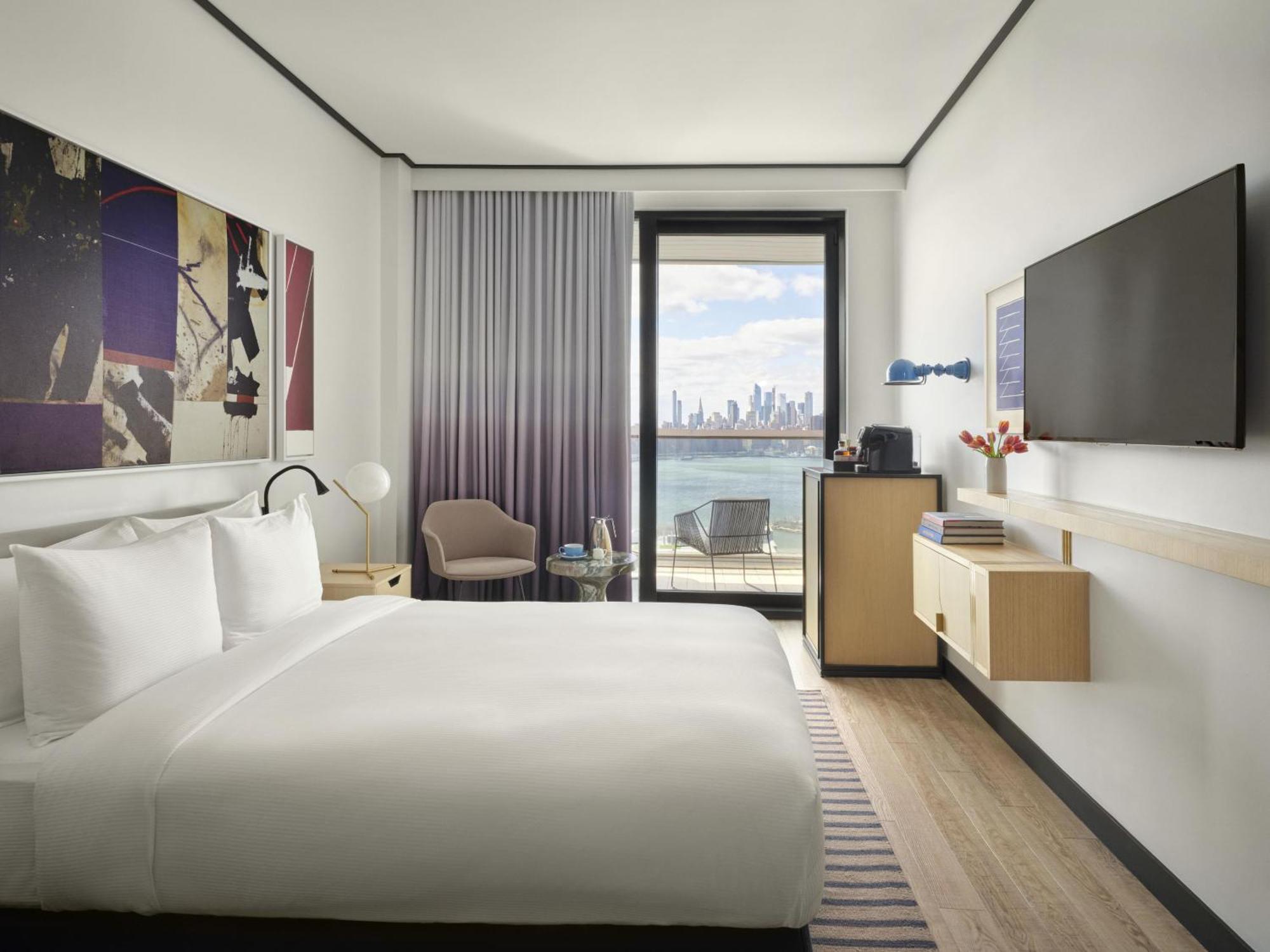 Manhattan View Queen Balcony