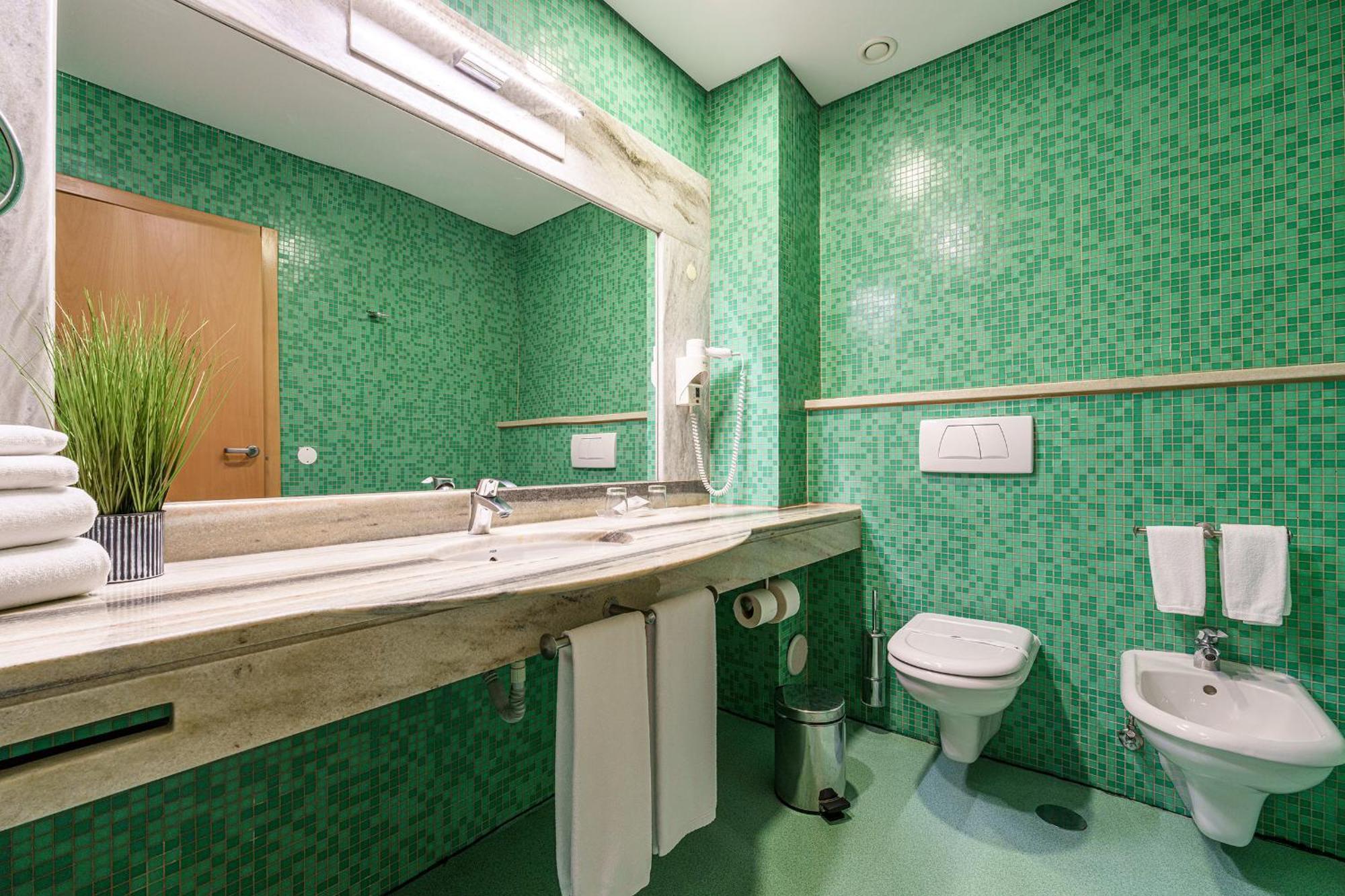 Quarto Familiar (2 Adultos + 2 Crianças até aos 12 anos)