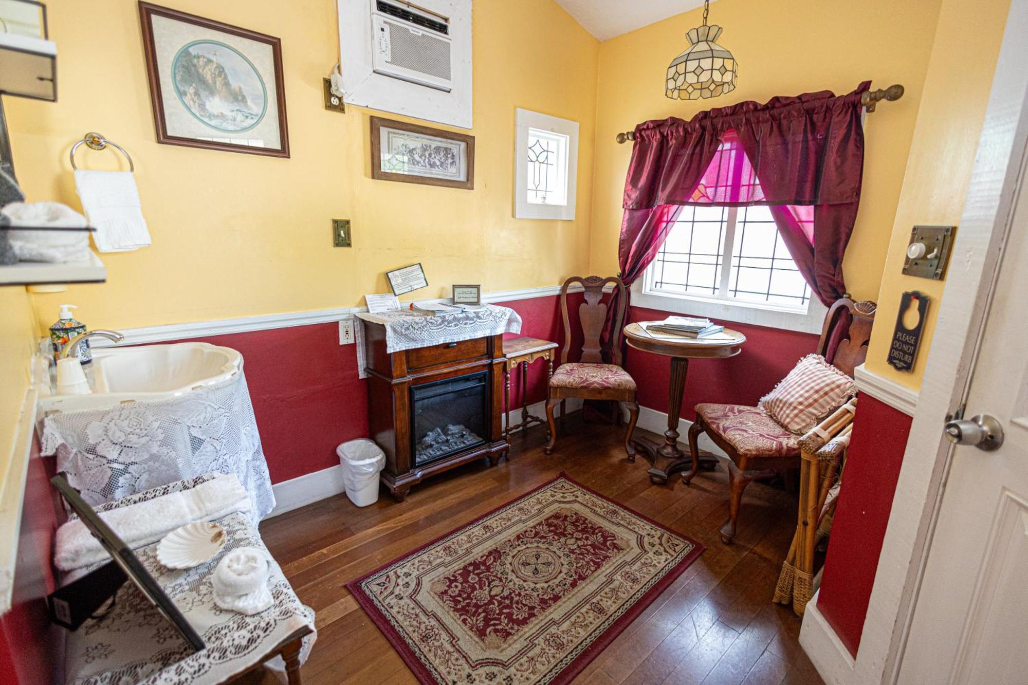 Queen Room Balcony Fireplace