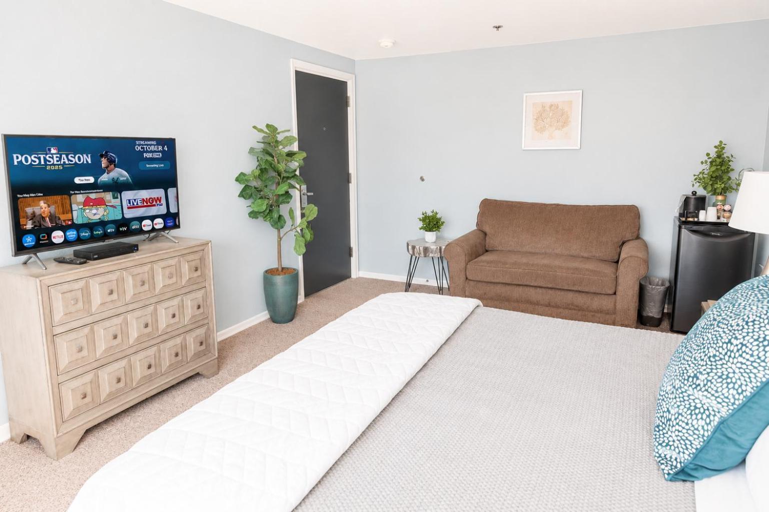 King Room with Partial Ocean View - Pet Friendly