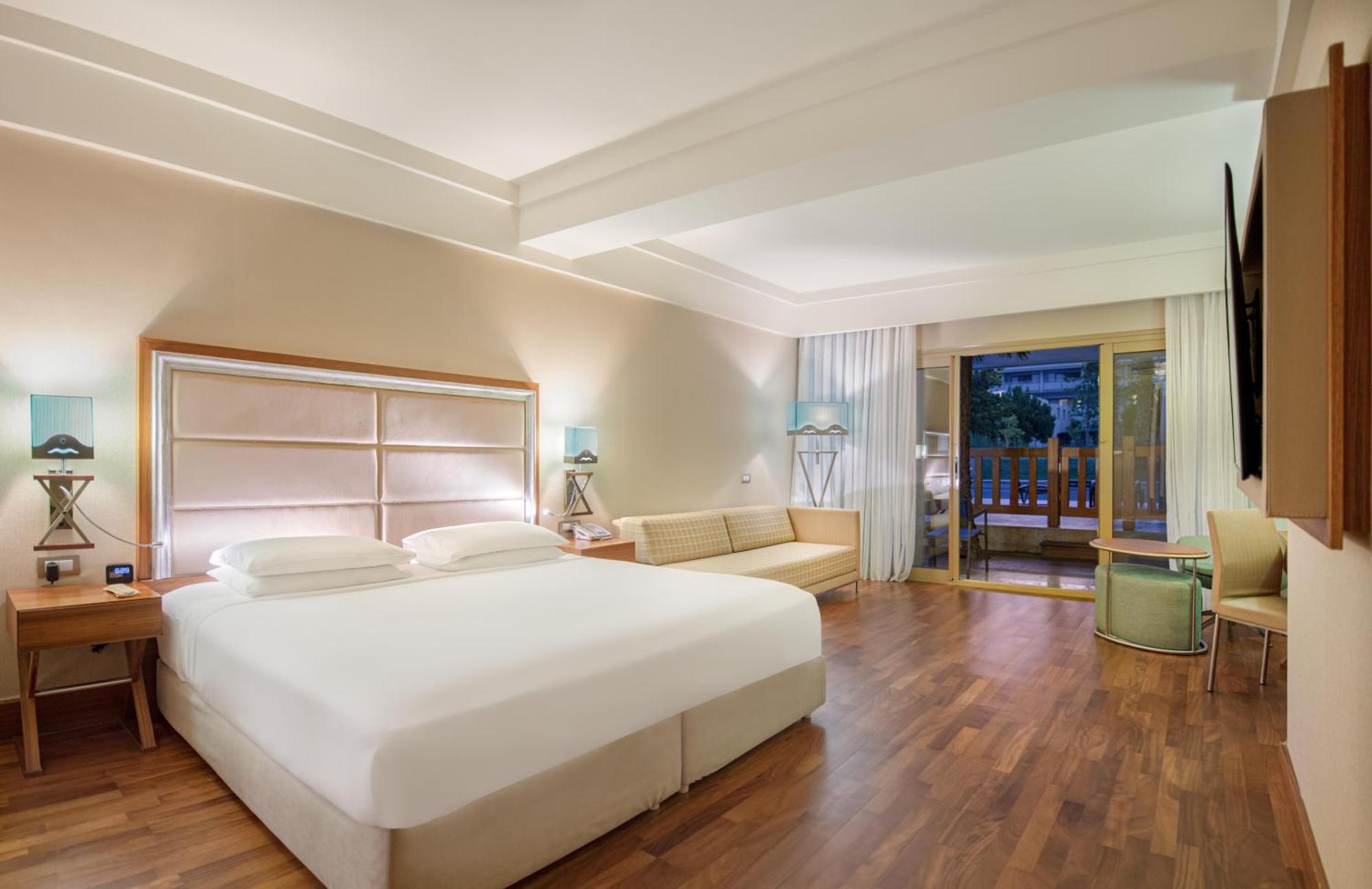Habitación Doble Deluxe con cama grande y vistas a la piscina