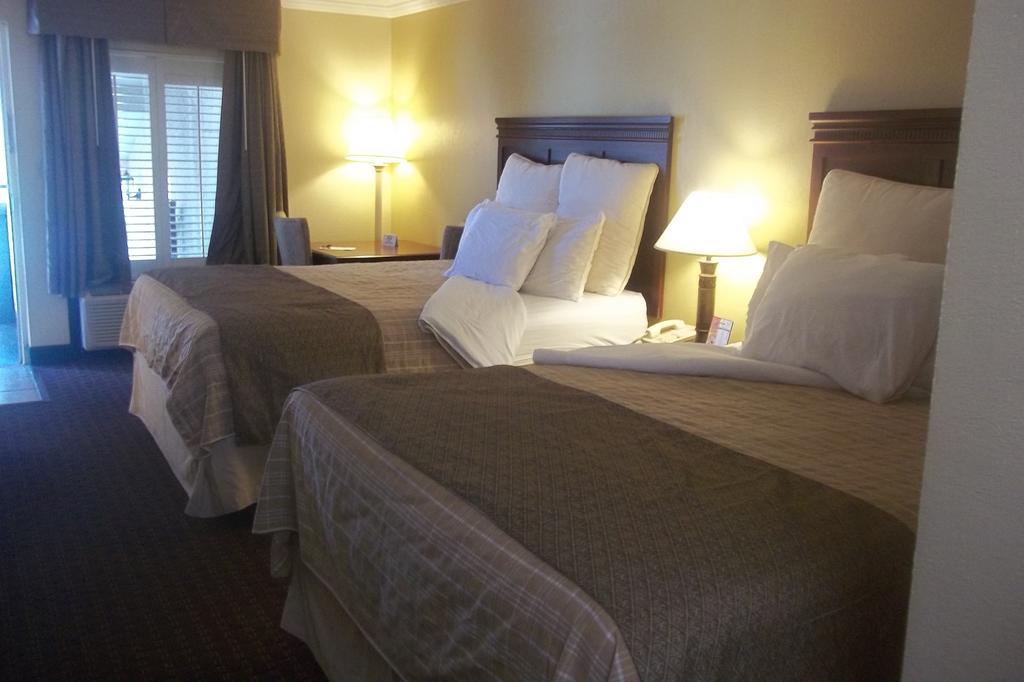 Queen Room Two Queen Beds Smoking