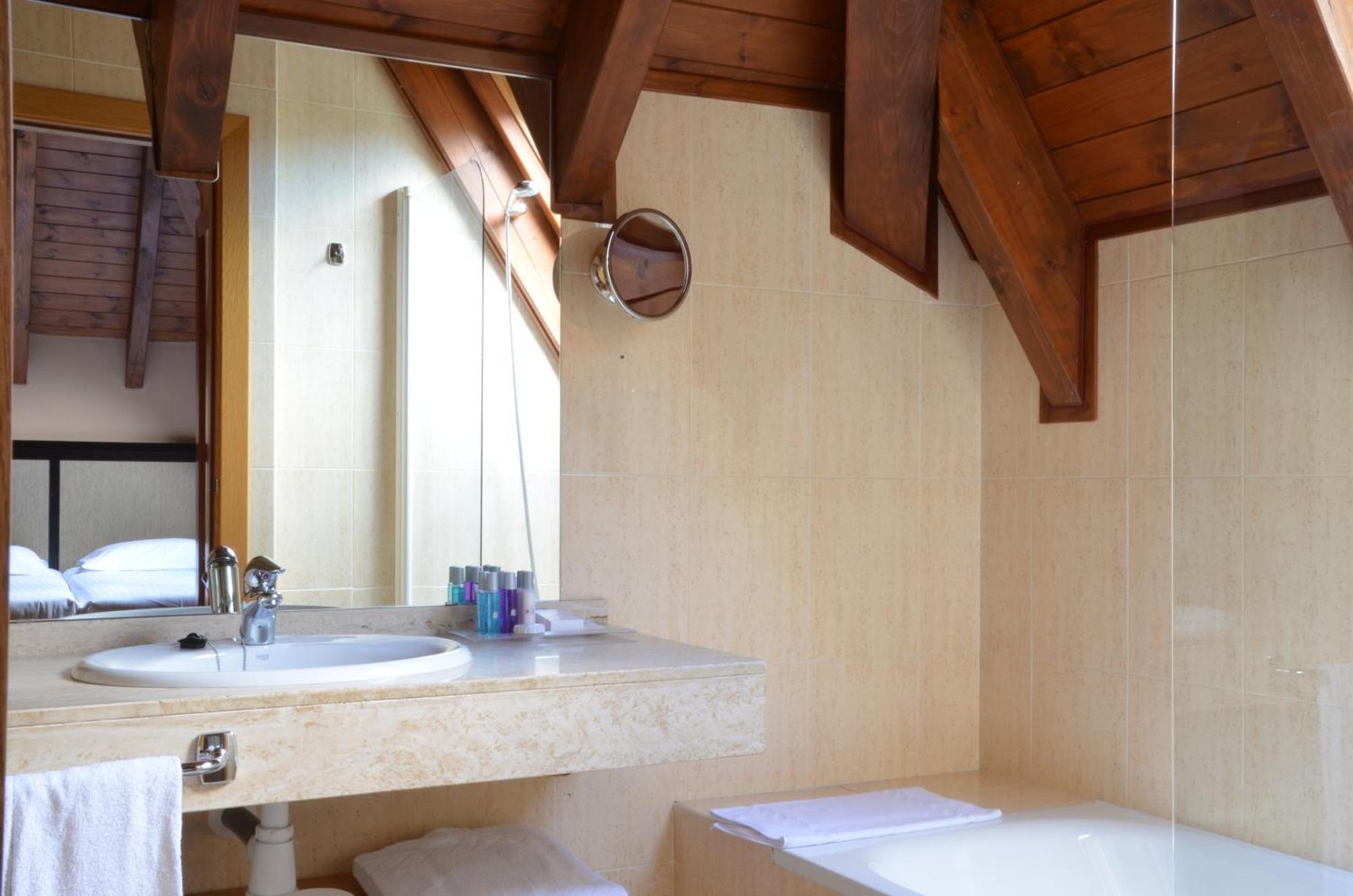 Double or Twin Room with Spa Access,679523160:JPEG
