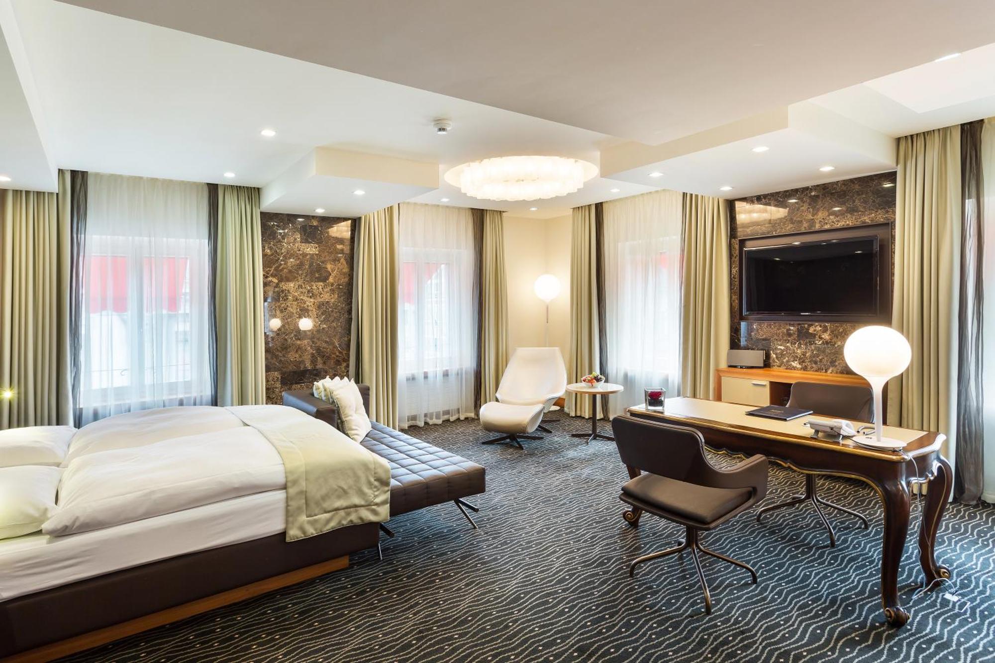 Senior Suite,1216814458:JPEG