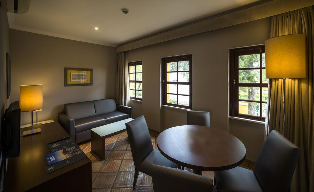 Family Suite (2 Adults + 2 Children),370741255:JPEG