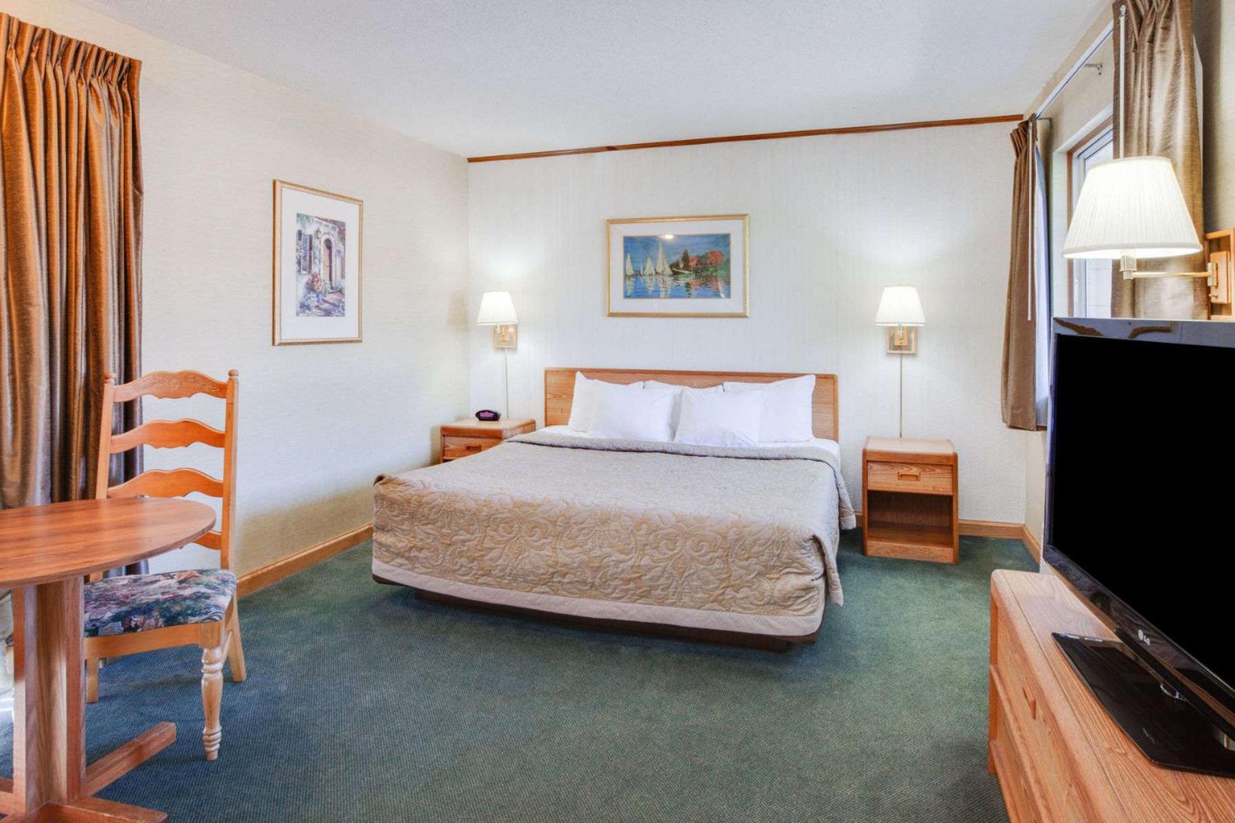 Lakefront Deluxe King Room with Spa Bath - Non-Smoking