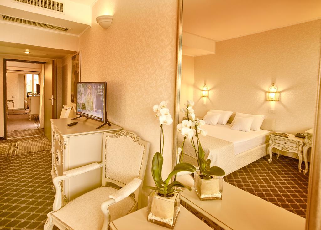 Standard Suite,422549217:JPEG