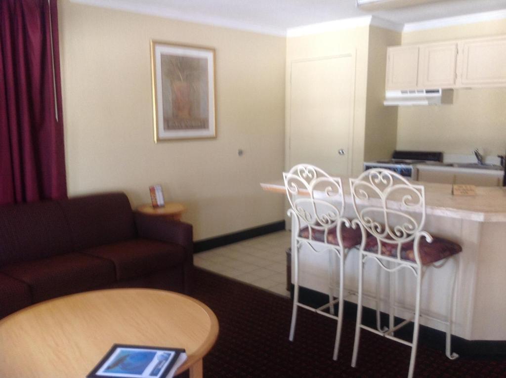 1 King Bed Studio Suite Efficiency Room Non-Smoking,113243175:JPEG