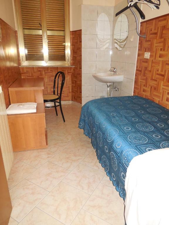 Single Room,51690358:JPEG