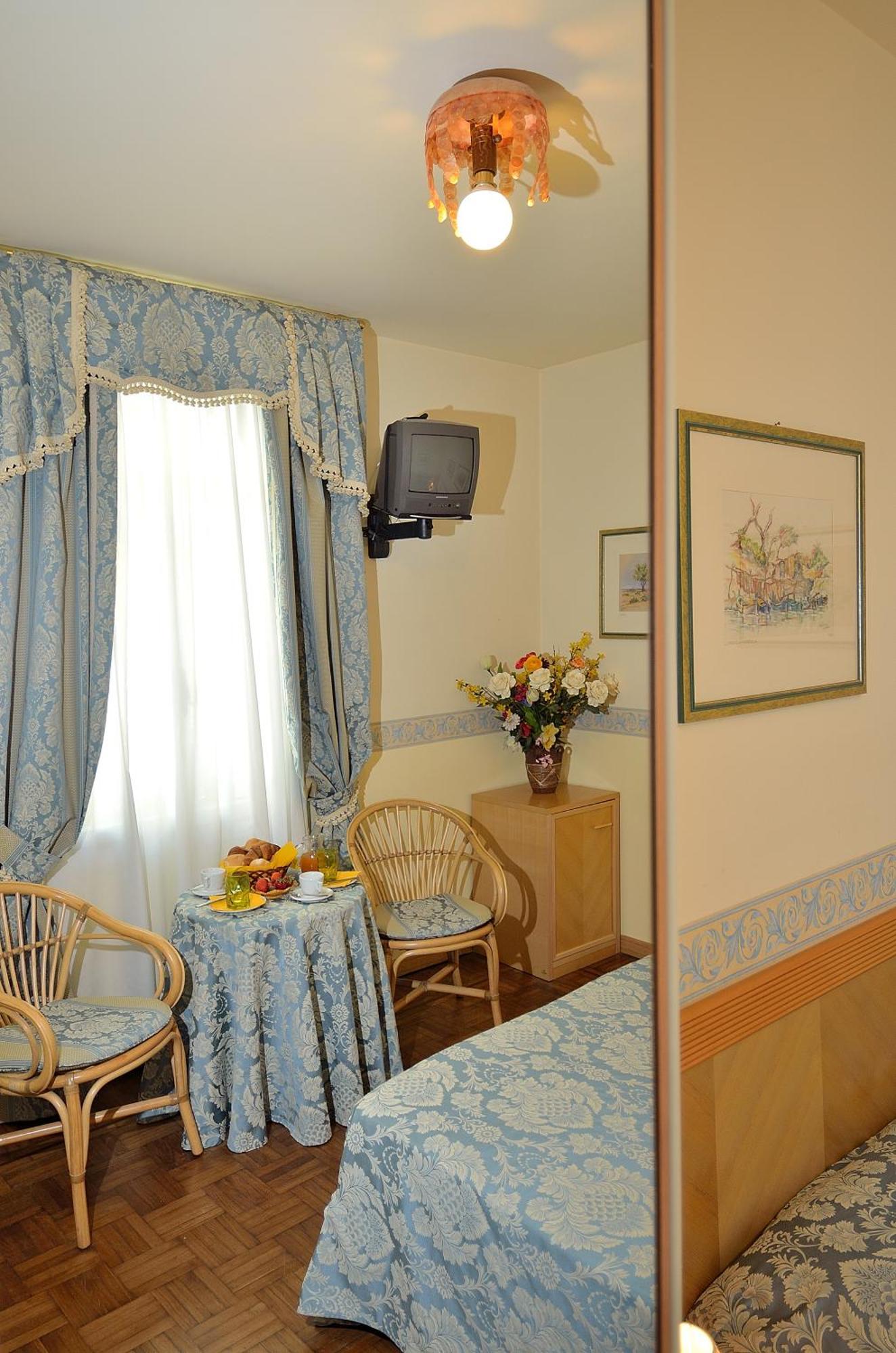 Triple Room,685730448:JPEG