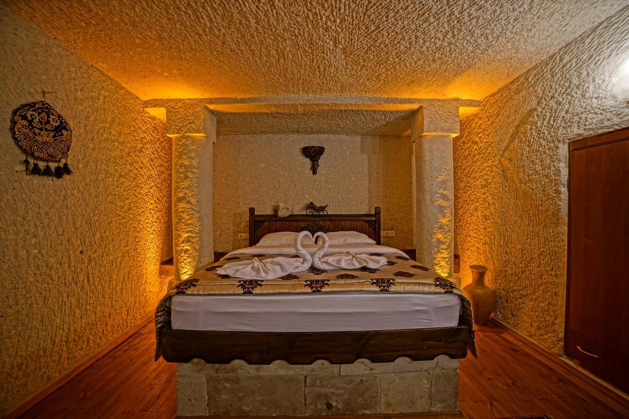 Cave Family Room,643607382:JPEG