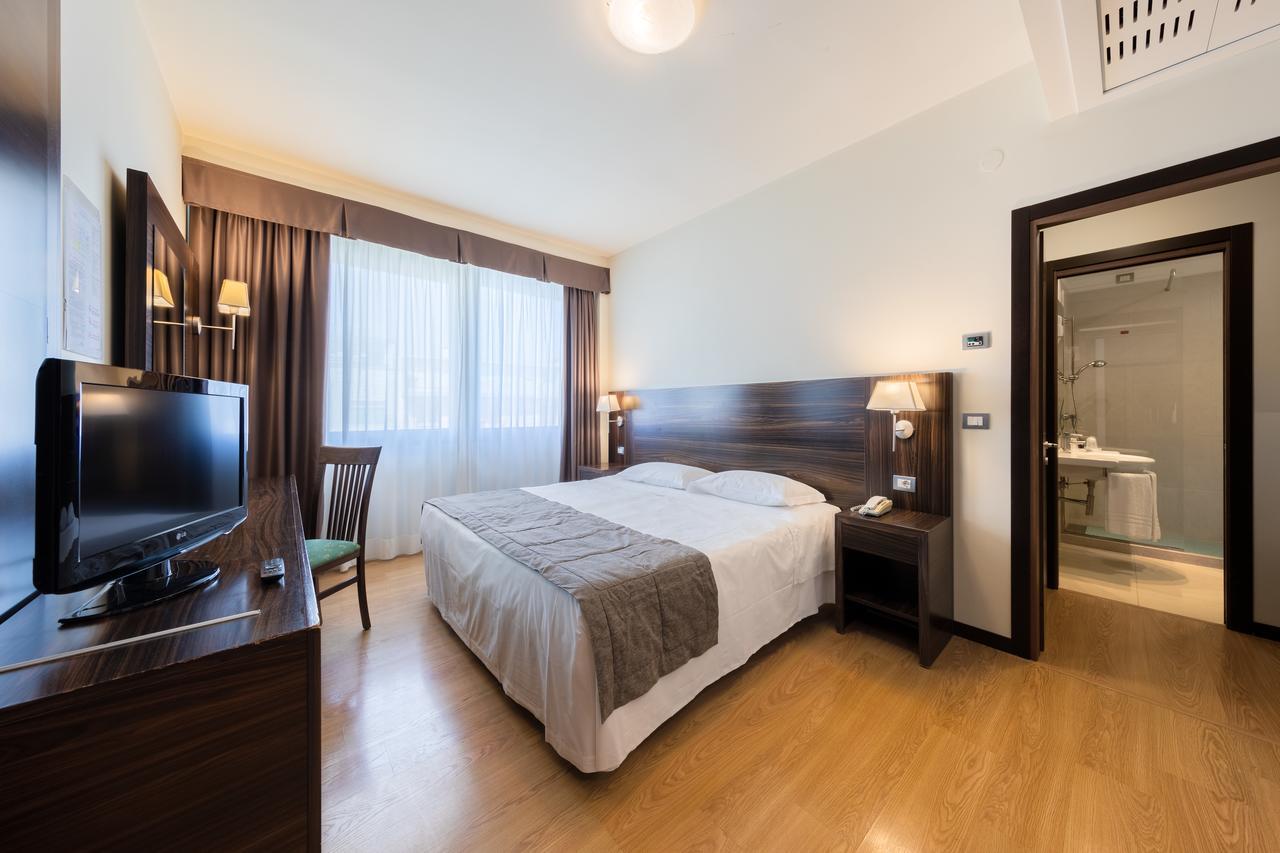 Quarto com Cama de Casal ou 2 de Solteiro