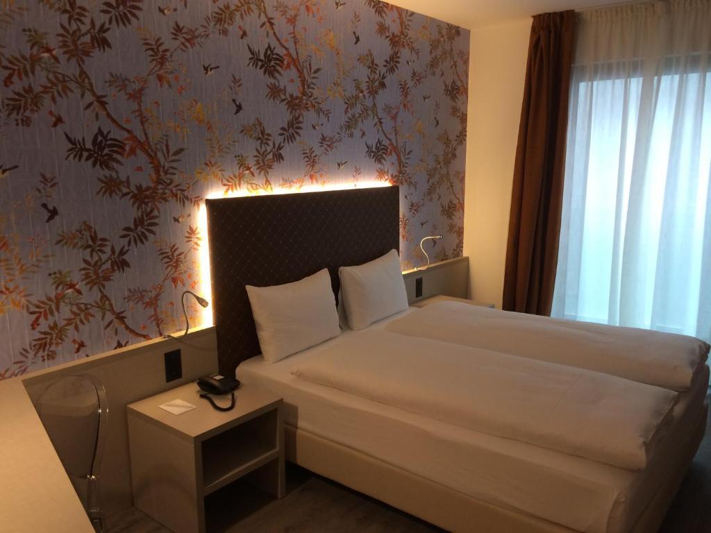 Double Economy Queen Room Limited View,66852031:JPEG