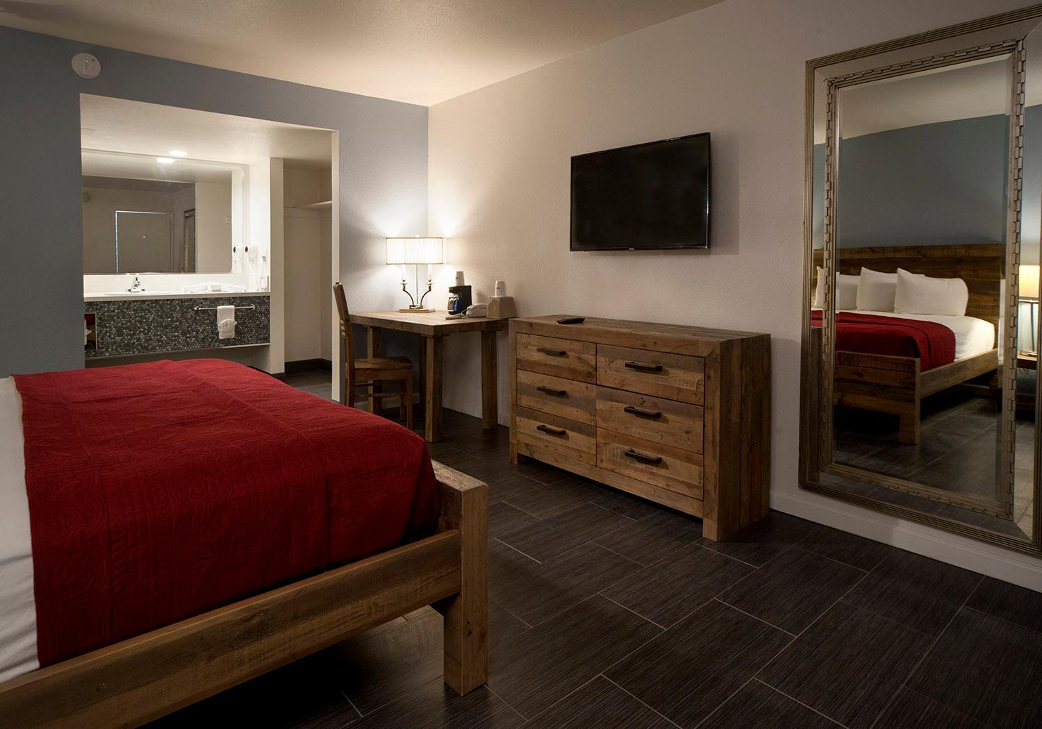 Single Queen Room