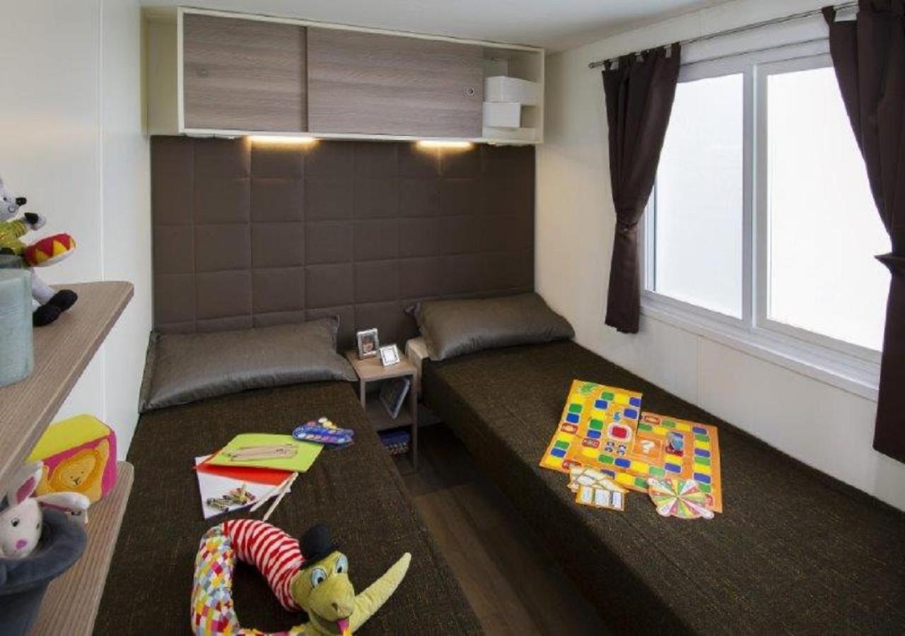 Two-Bedroom Mobile Home,736190590:JPEG
