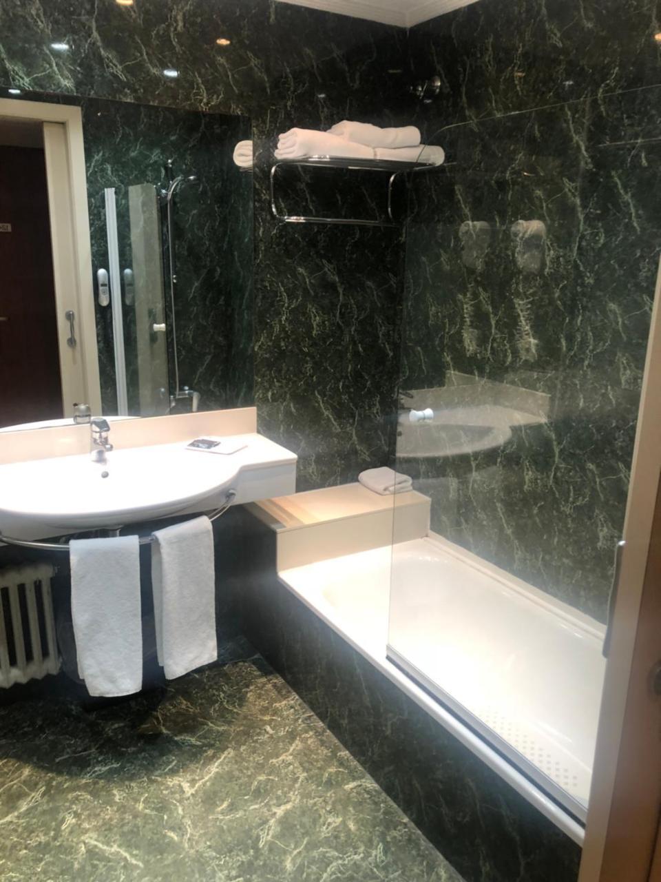 Standard Double or Twin Room,633073602:JPEG
