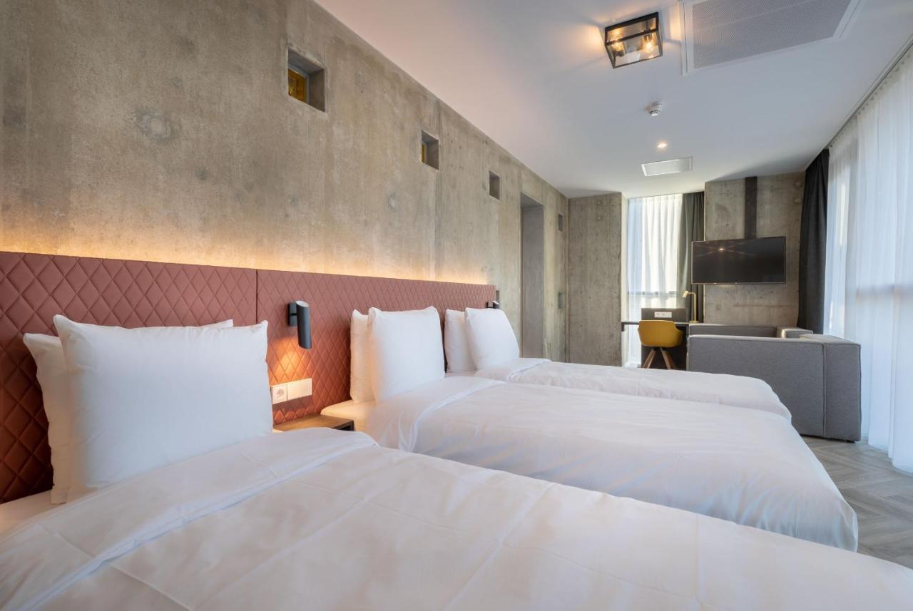 Luxury Triple Room,834251294:JPEG