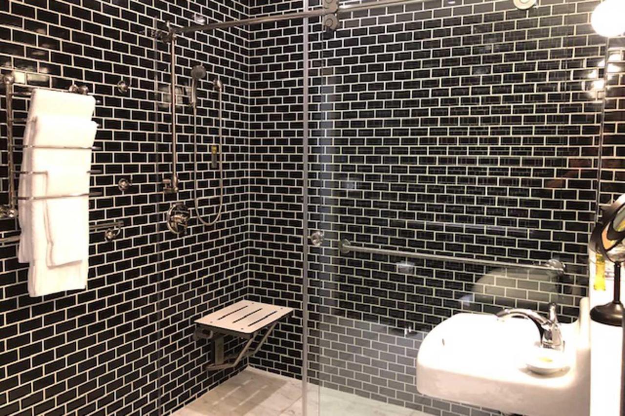 Deluxe Room Disability Access,1435363597:JPEG