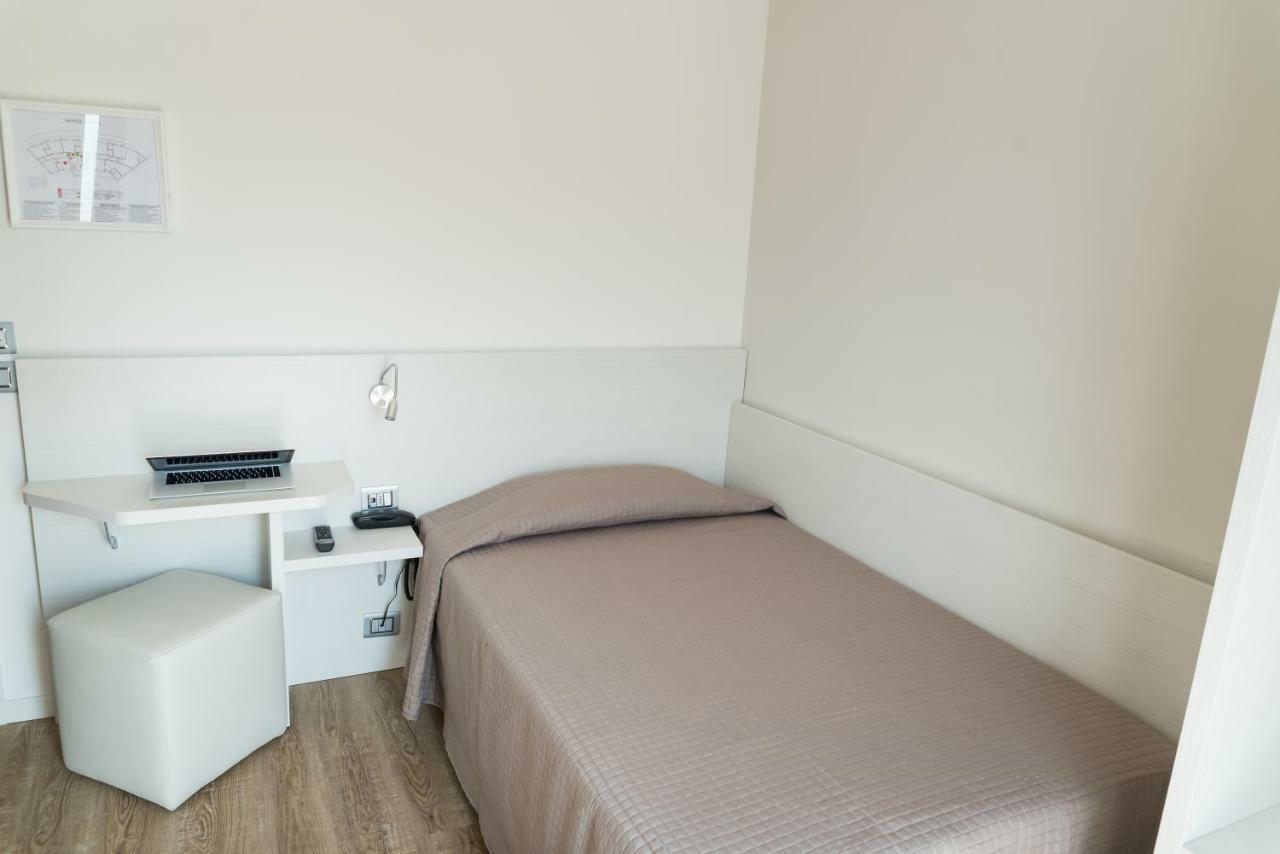 Single Room,786056760:JPEG