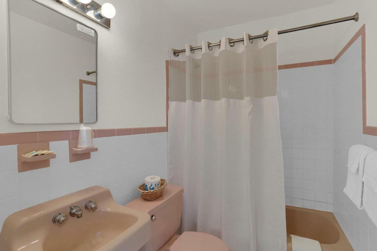 One-Bedroom Apartment,1420863072:JPEG