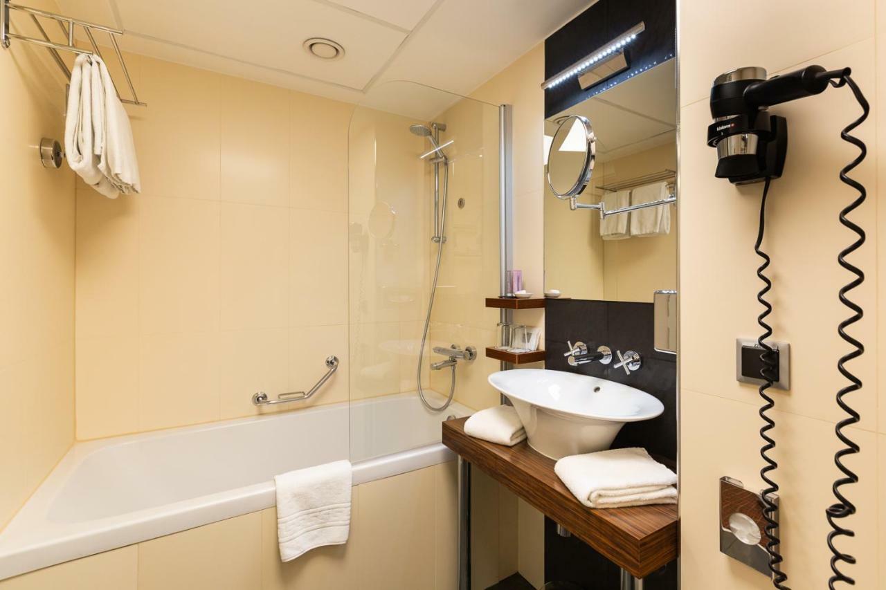 Standard Double or Twin Room with Atrium View