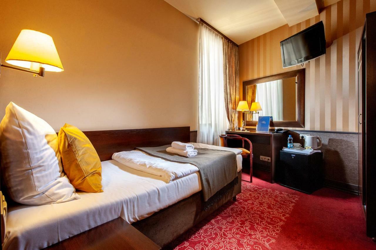 Single Room,813427560:JPEG
