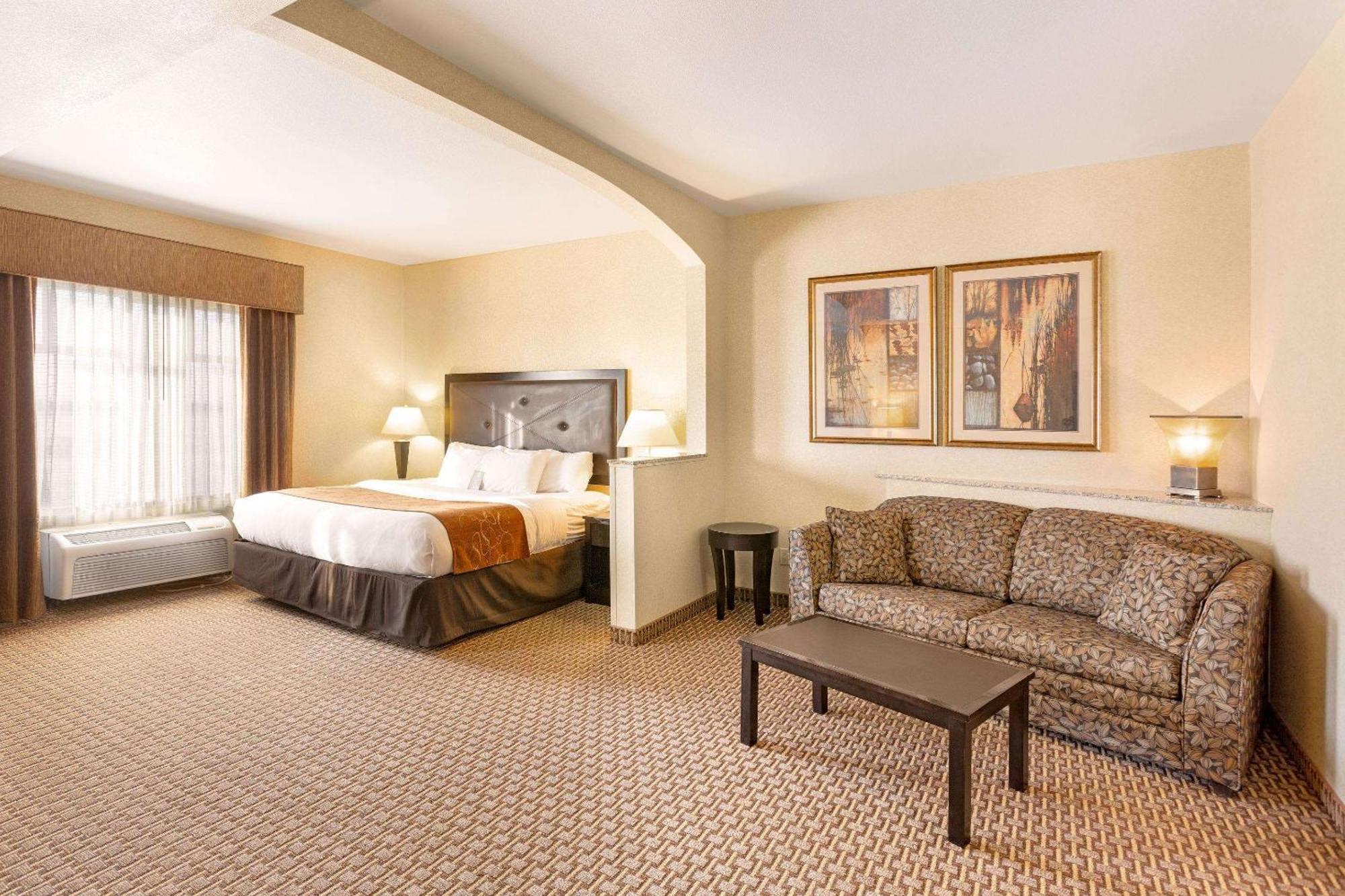 King Suite with Roll in Shower - Accessible/Non-Smoking