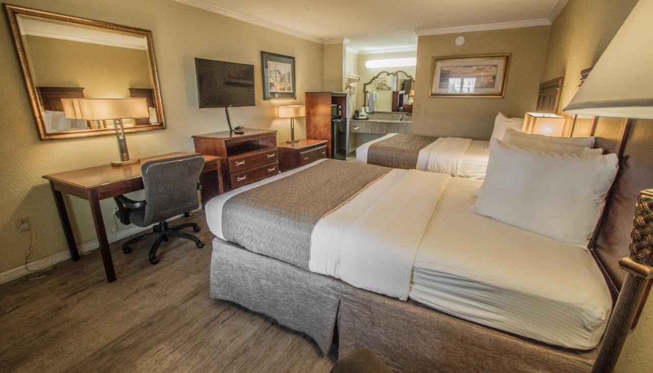 Queen Room Two Queen Beds Smoking
