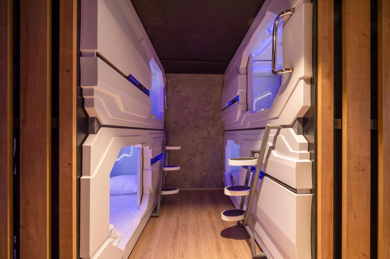 Side Entrance Capsule One Single Bed,973000543:JPEG