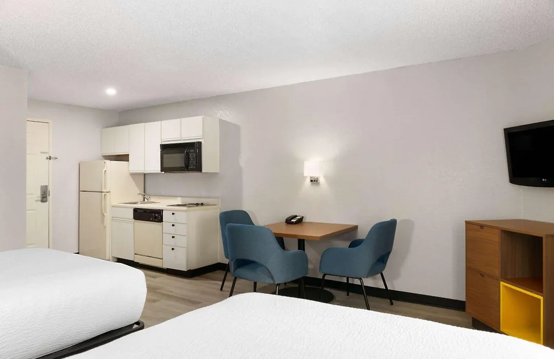 Days Inn & Suites By Wyndham Green Bay Wi-1